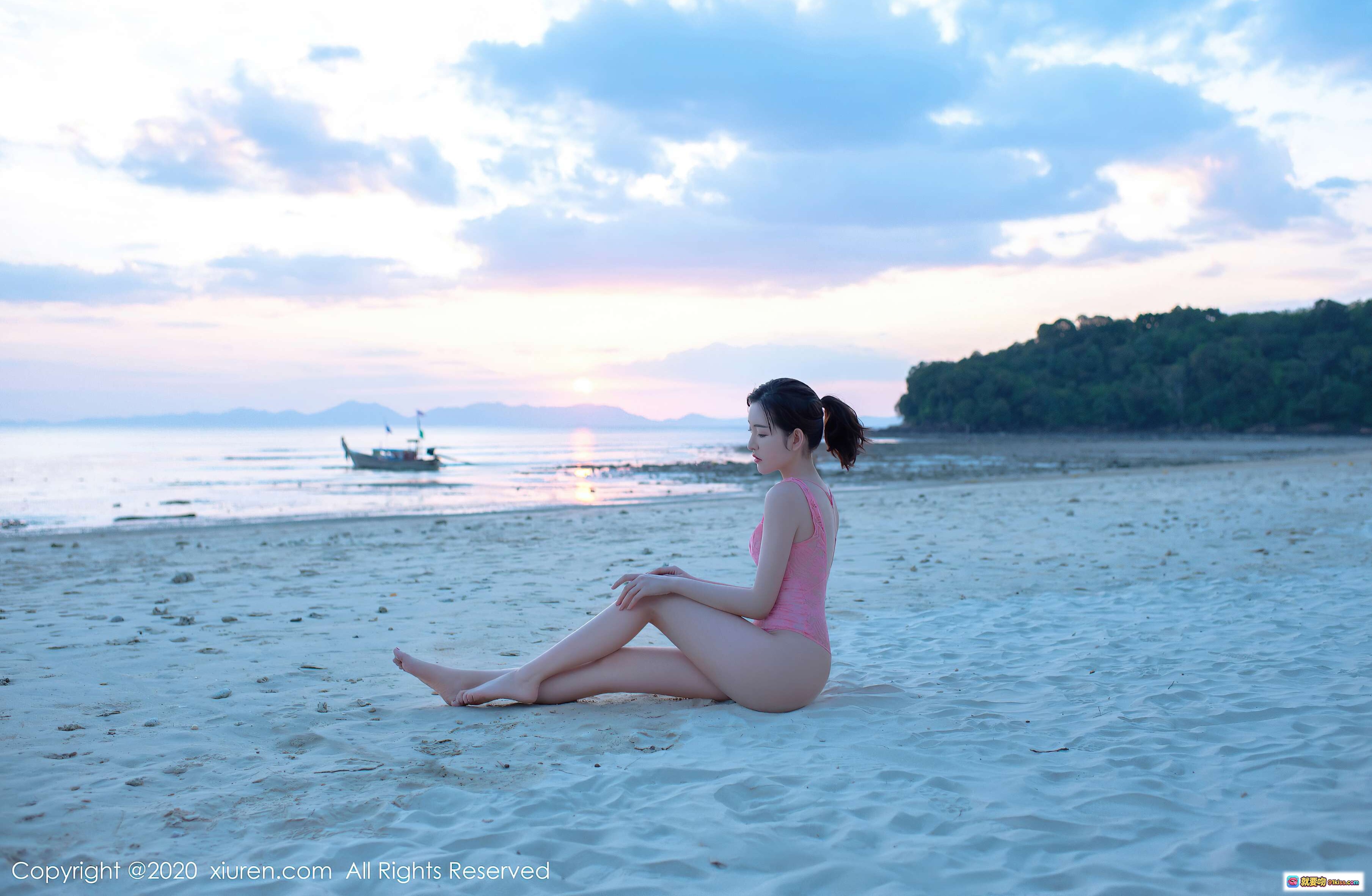 图片[3] - 沈梦瑶海边木船写真｜粉色泳衣黄昏沙滩｜泰式装饰长尾船｜秀人网2020精选人像摄影 - 就要吻