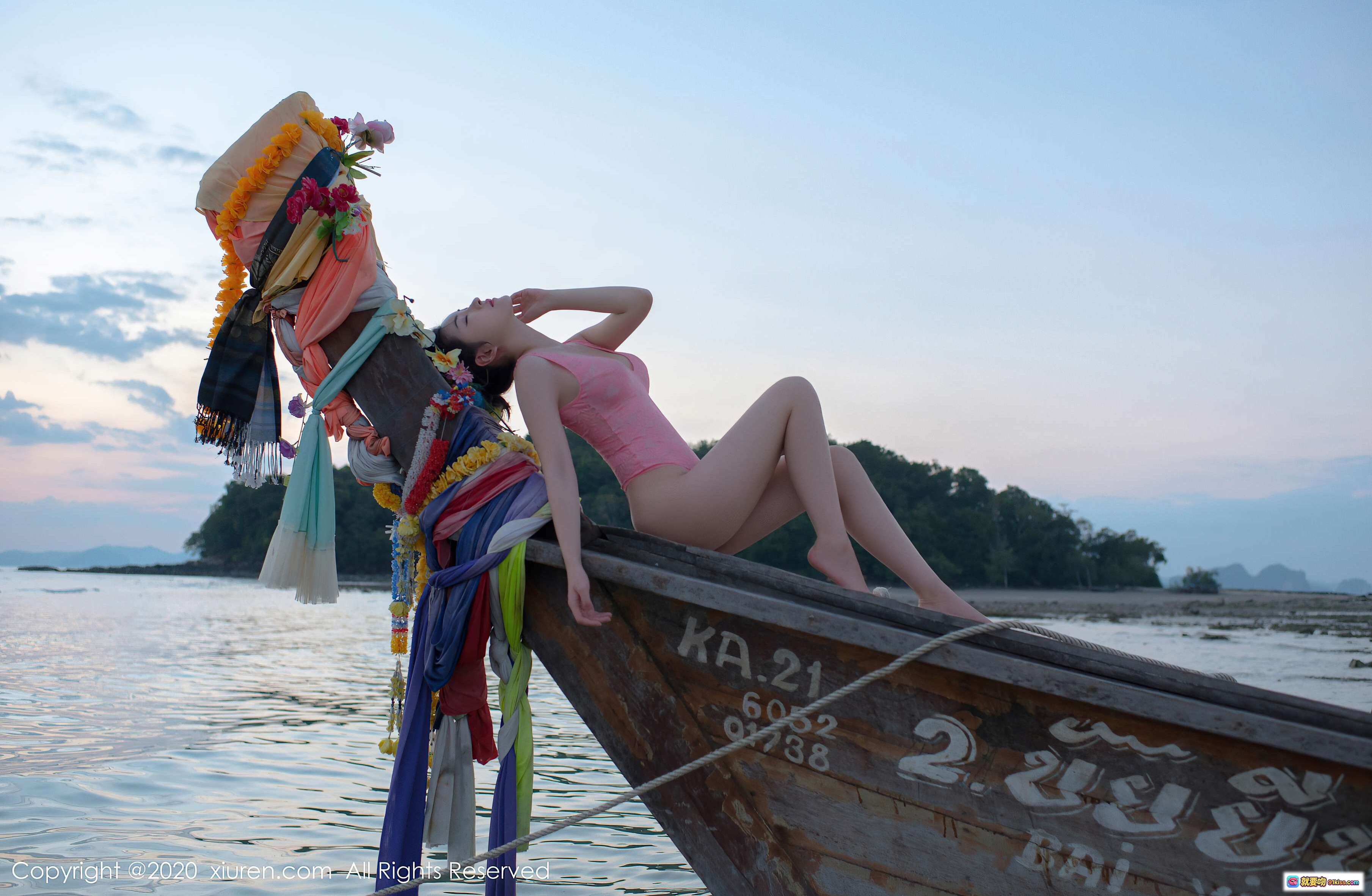 图片[9] - 沈梦瑶海边木船写真｜粉色泳衣黄昏沙滩｜泰式装饰长尾船｜秀人网2020精选人像摄影 - 就要吻