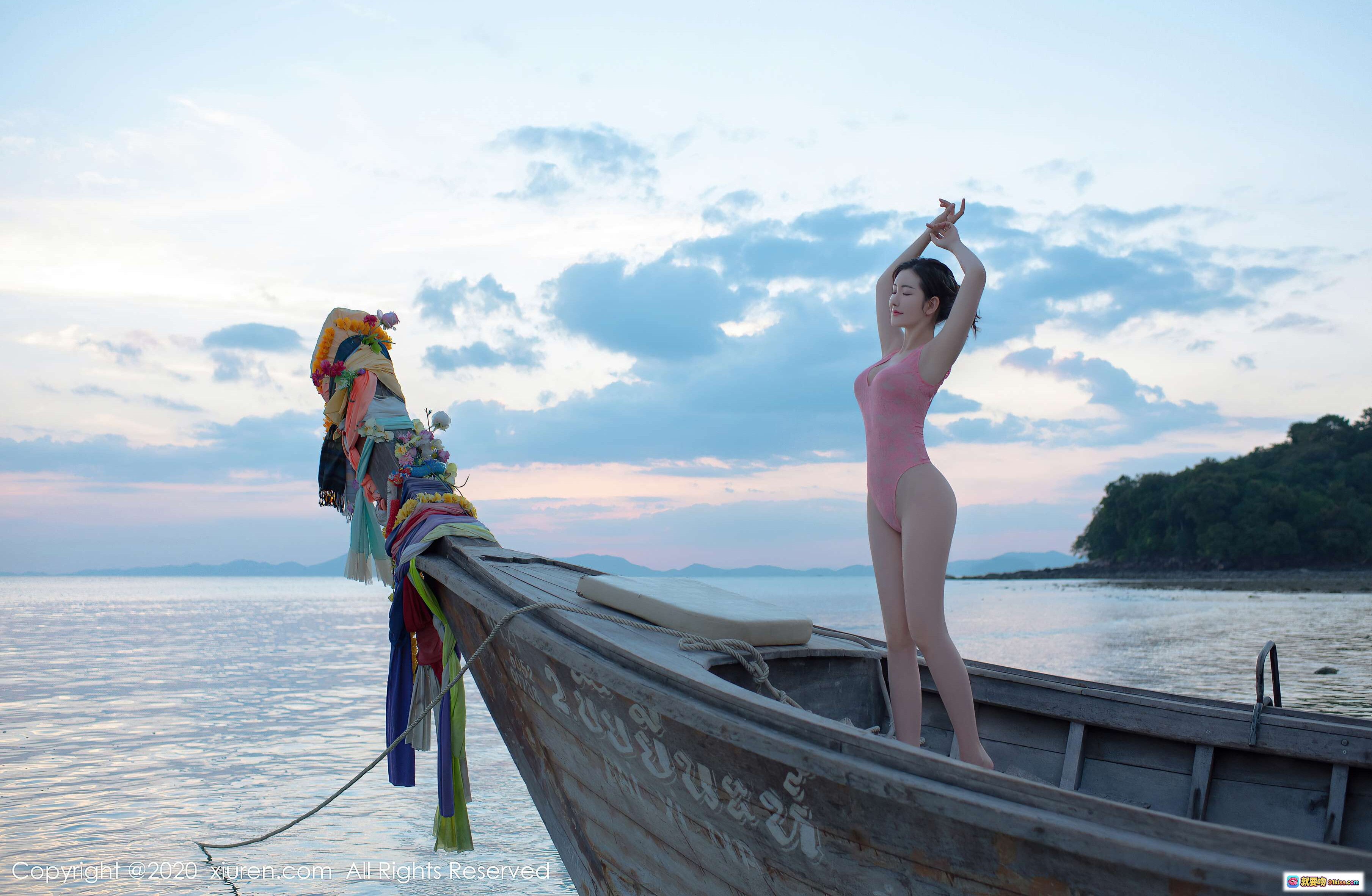图片[10] - 沈梦瑶海边木船写真｜粉色泳衣黄昏沙滩｜泰式装饰长尾船｜秀人网2020精选人像摄影 - 就要吻