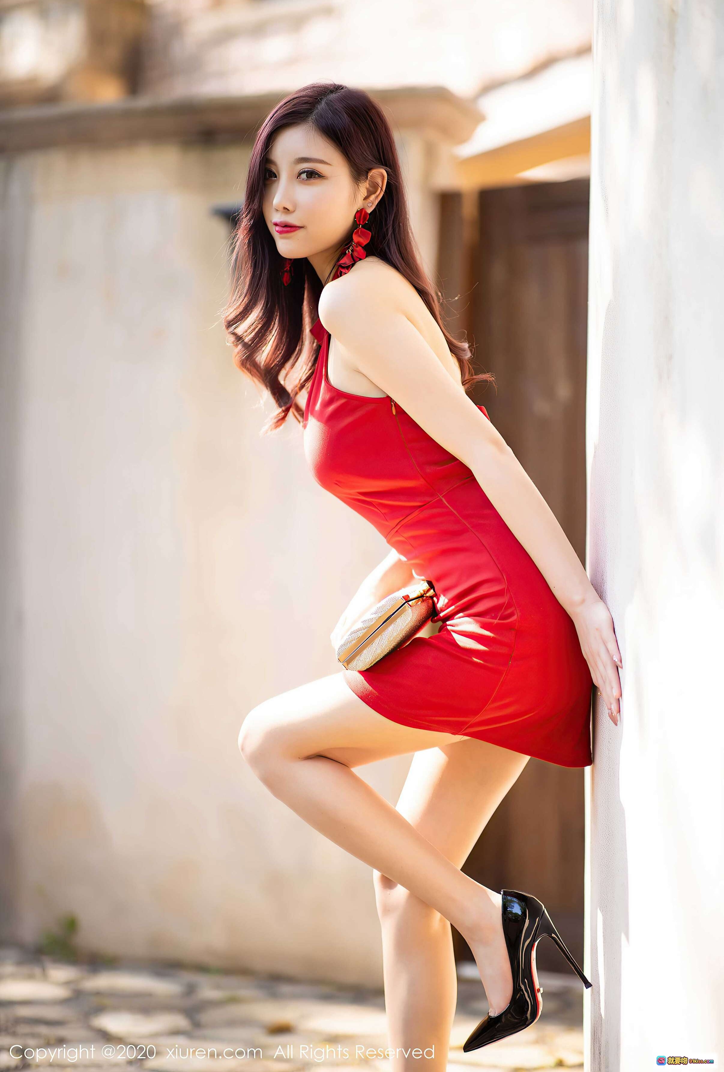图片[4] - 杨晨晨Sugar红裙写真｜性感挂脖连衣裙石墙外拍｜秀人网No.2373高清美图 - 就要吻