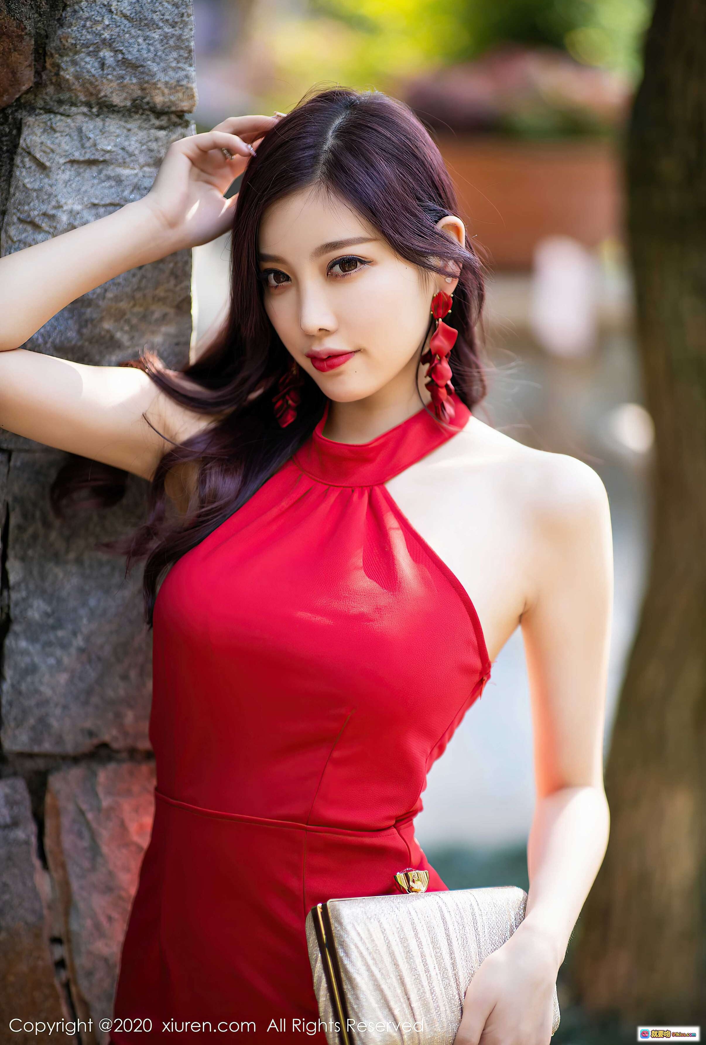 图片[8] - 杨晨晨Sugar红裙写真｜性感挂脖连衣裙石墙外拍｜秀人网No.2373高清美图 - 就要吻