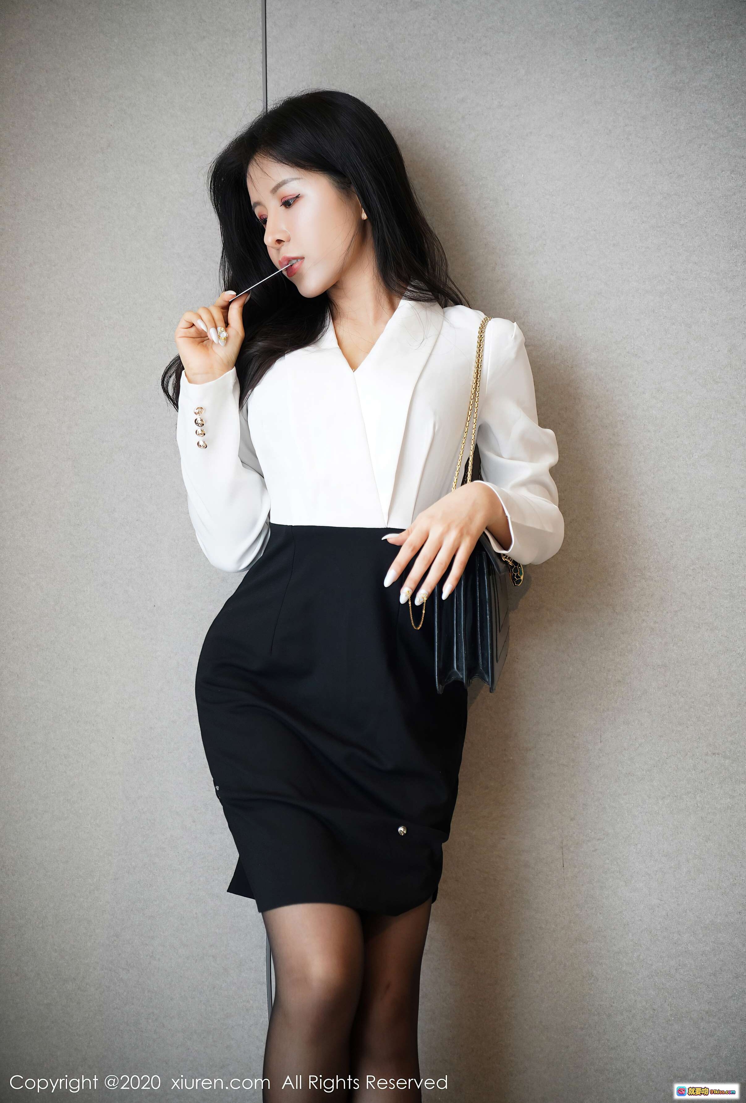 图片[1] - 奥莉黑白职业套装写真 | 白衬衫黑短裙搭配黑丝美腿 | 秀人网2020精选时尚人像摄影 - 就要吻