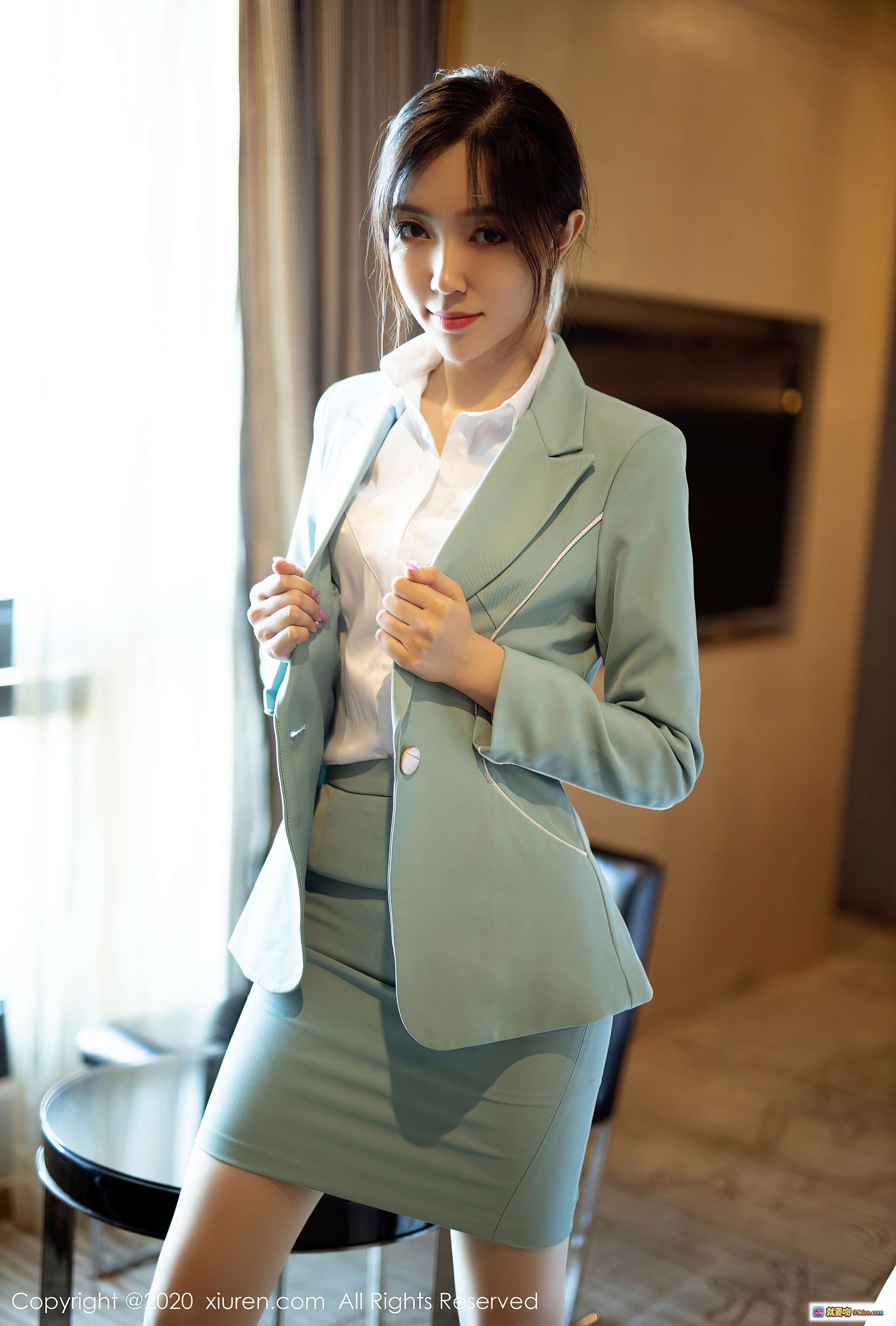 图片[1] - 九千柒柒清新职场风写真｜浅绿西装套装搭配白衬衫｜优雅知性美女私房照｜XIUREN秀人网2020.11.18 VOL.2797 - 就要吻