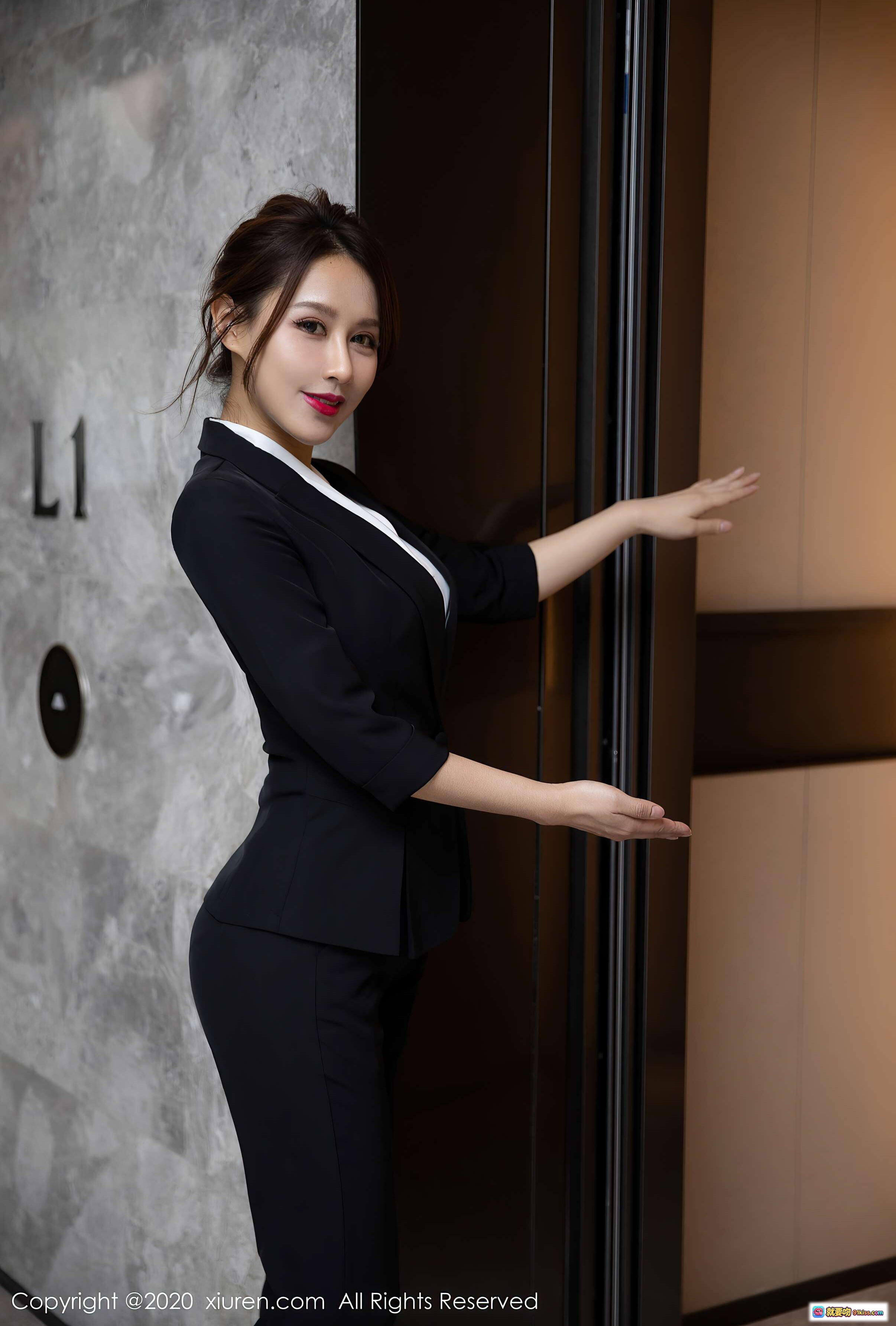 图片[10] - 徐安安电梯写真｜黑色职业套装优雅侧颜｜高盘发造型｜秀人网2020精选人像摄影 - 就要吻