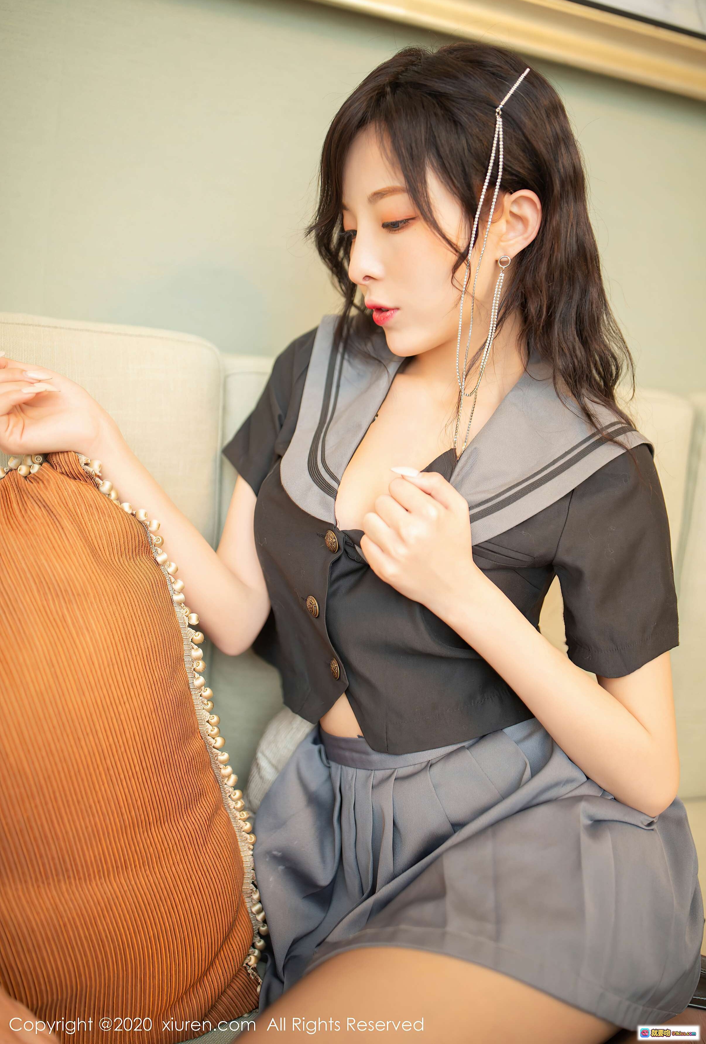 图片[3] - 白衬衫黑短裙女秘书沙发玩手机掩嘴微笑丝袜美腿高跟鞋室内写真 - 就要吻