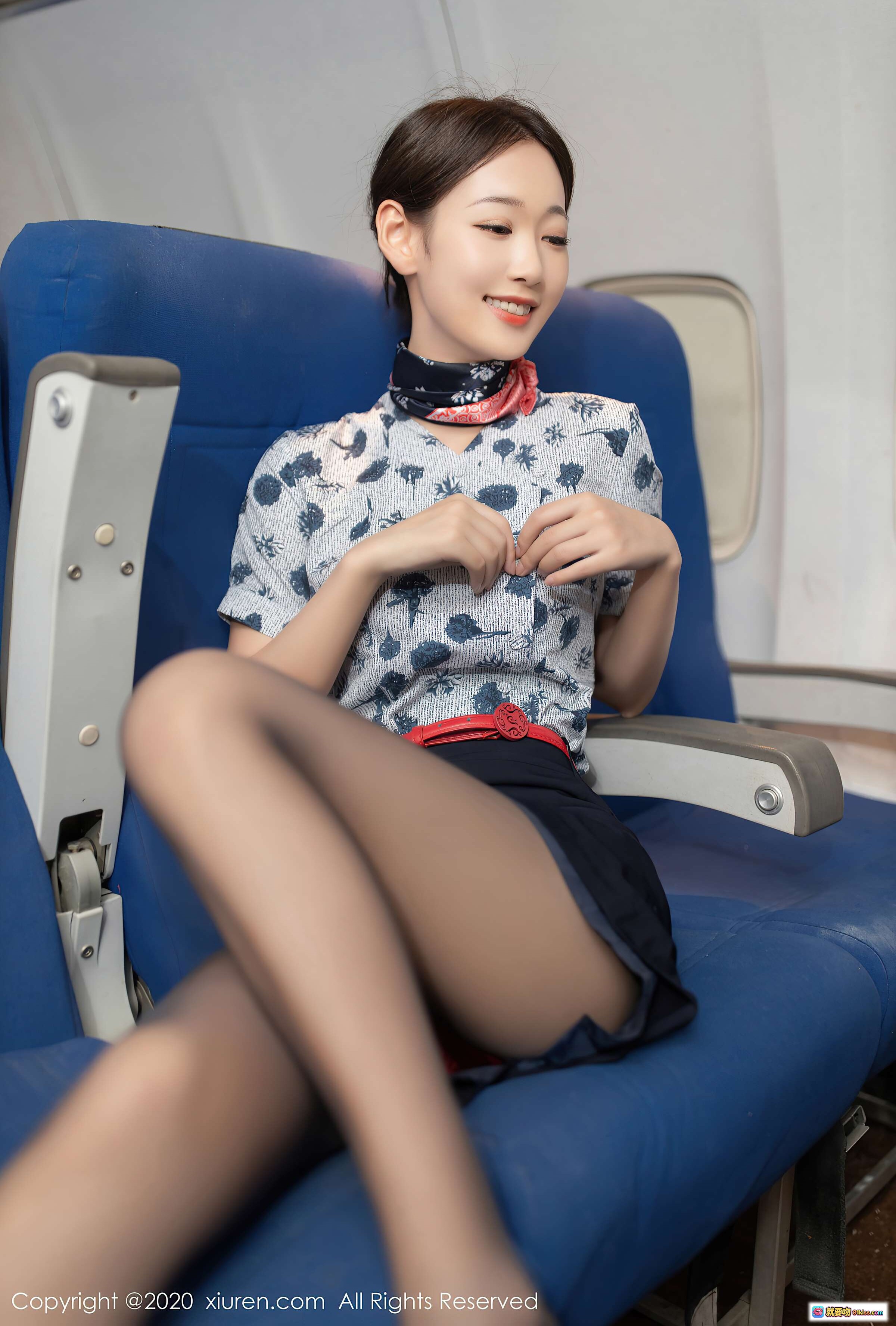 唐安琪空姐制服写真｜蓝白印花上衣+黑丝美腿+红色腰带｜飞机舱内优雅坐姿｜XIUREN秀人网2020.11.30 VOL.2840 - 就要吻