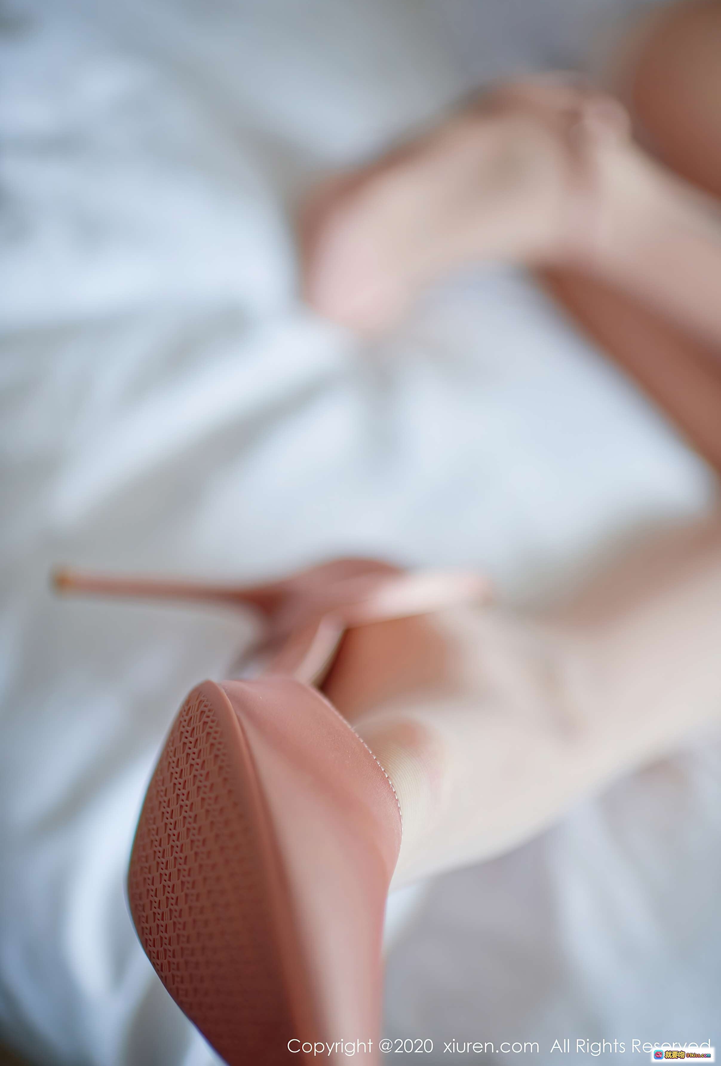 图片[10] - 方子萱白衬衫性感写真｜秀人网2020.10.09 VOL.2627｜床上私房美拍｜高清64图 - 就要吻