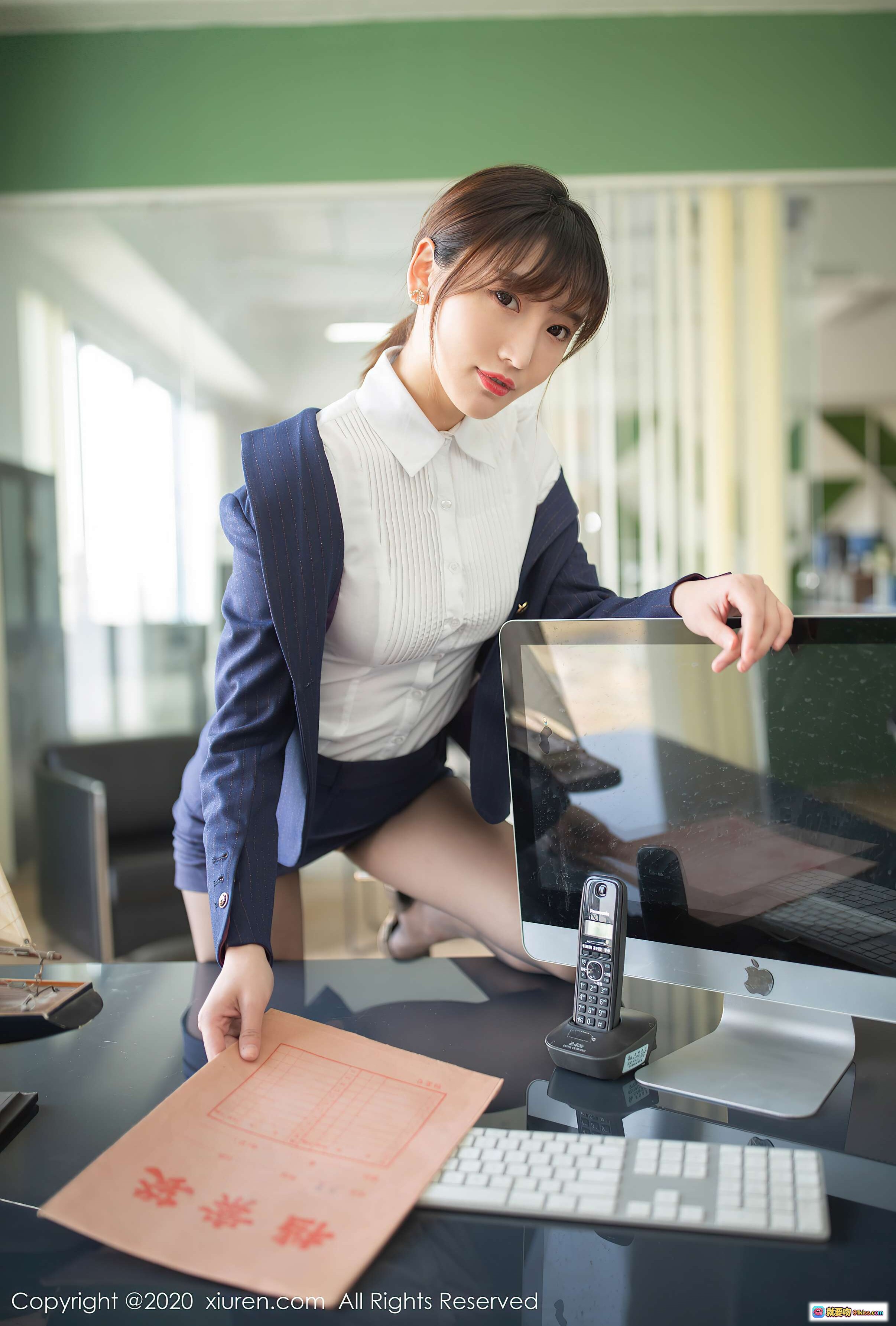 图片[1] - 陆萱萱办公室写真｜职业装白衬衫蓝西装搭配黑丝美腿｜桌面电脑文件电话场景｜秀人网2020高清图集 - 就要吻