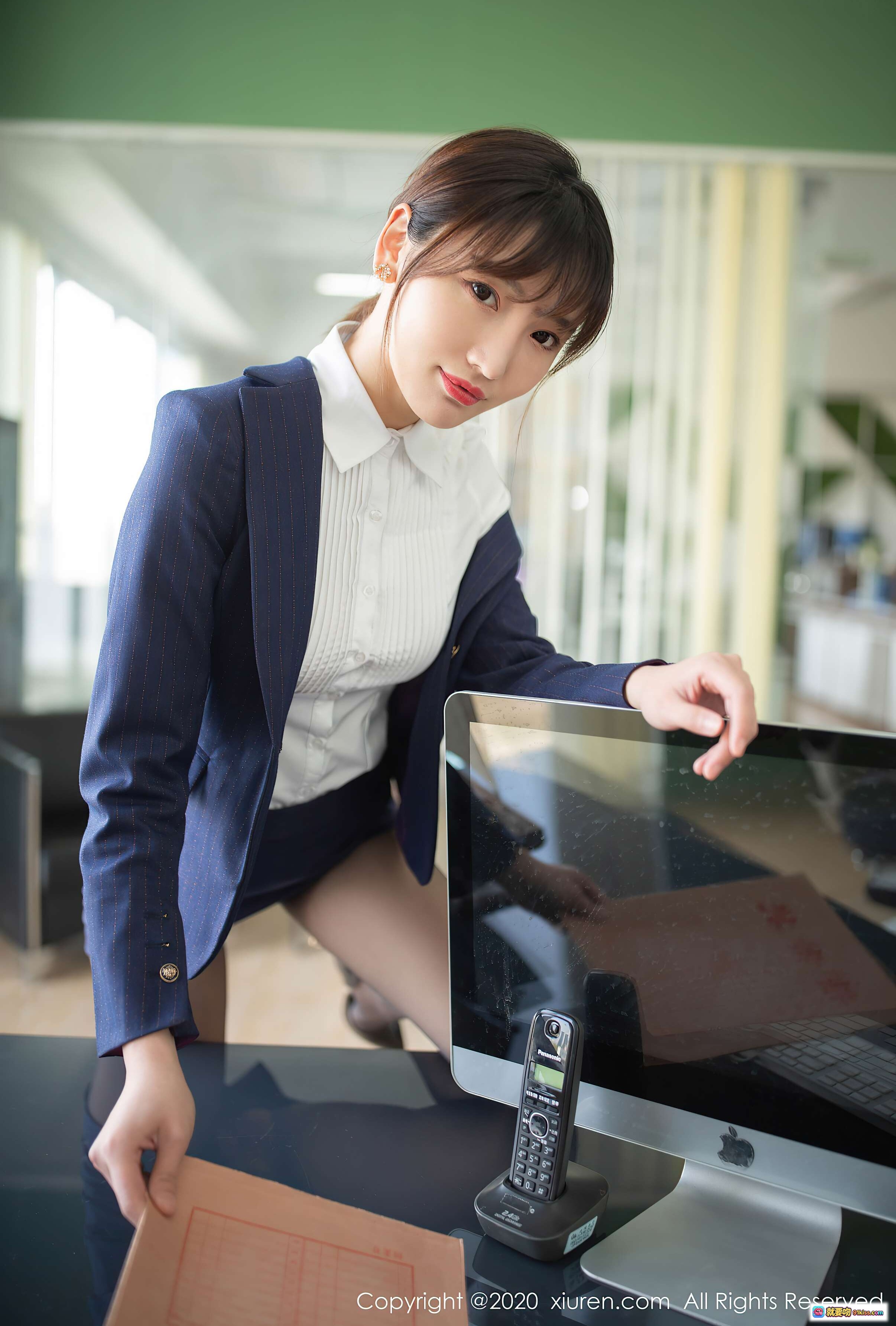 图片[10] - 陆萱萱办公室写真｜职业装白衬衫蓝西装搭配黑丝美腿｜桌面电脑文件电话场景｜秀人网2020高清图集 - 就要吻