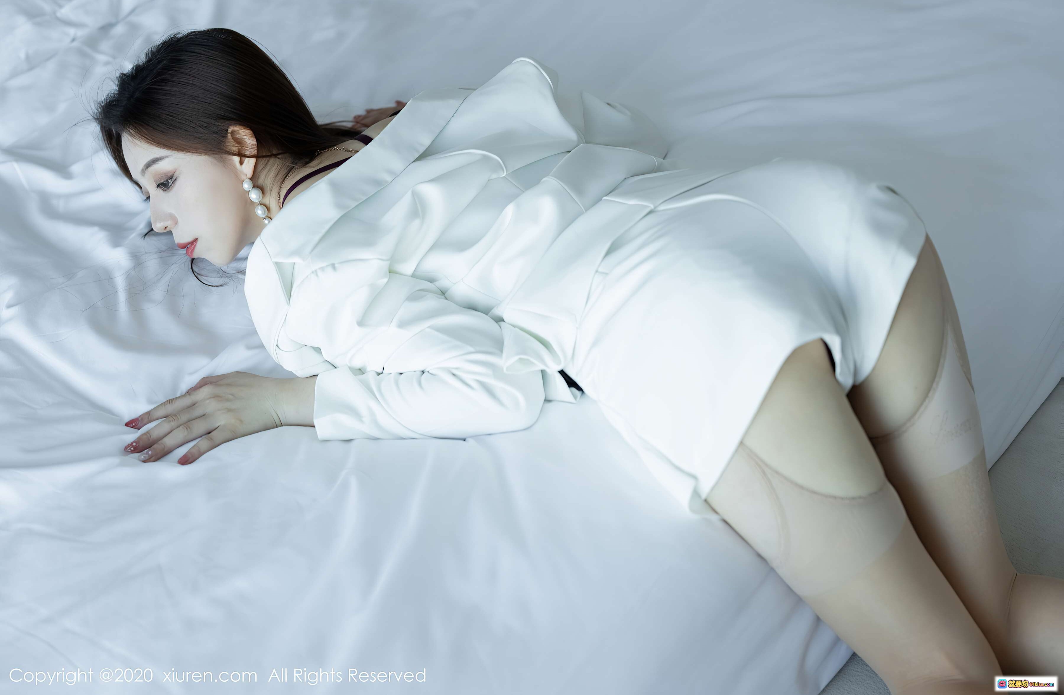 图片[4] - 言沫白色西装外套搭配黑色内搭丝袜高跟鞋户外写真 – XIUREN秀人网2020.12.08 VOL.2868 - 就要吻