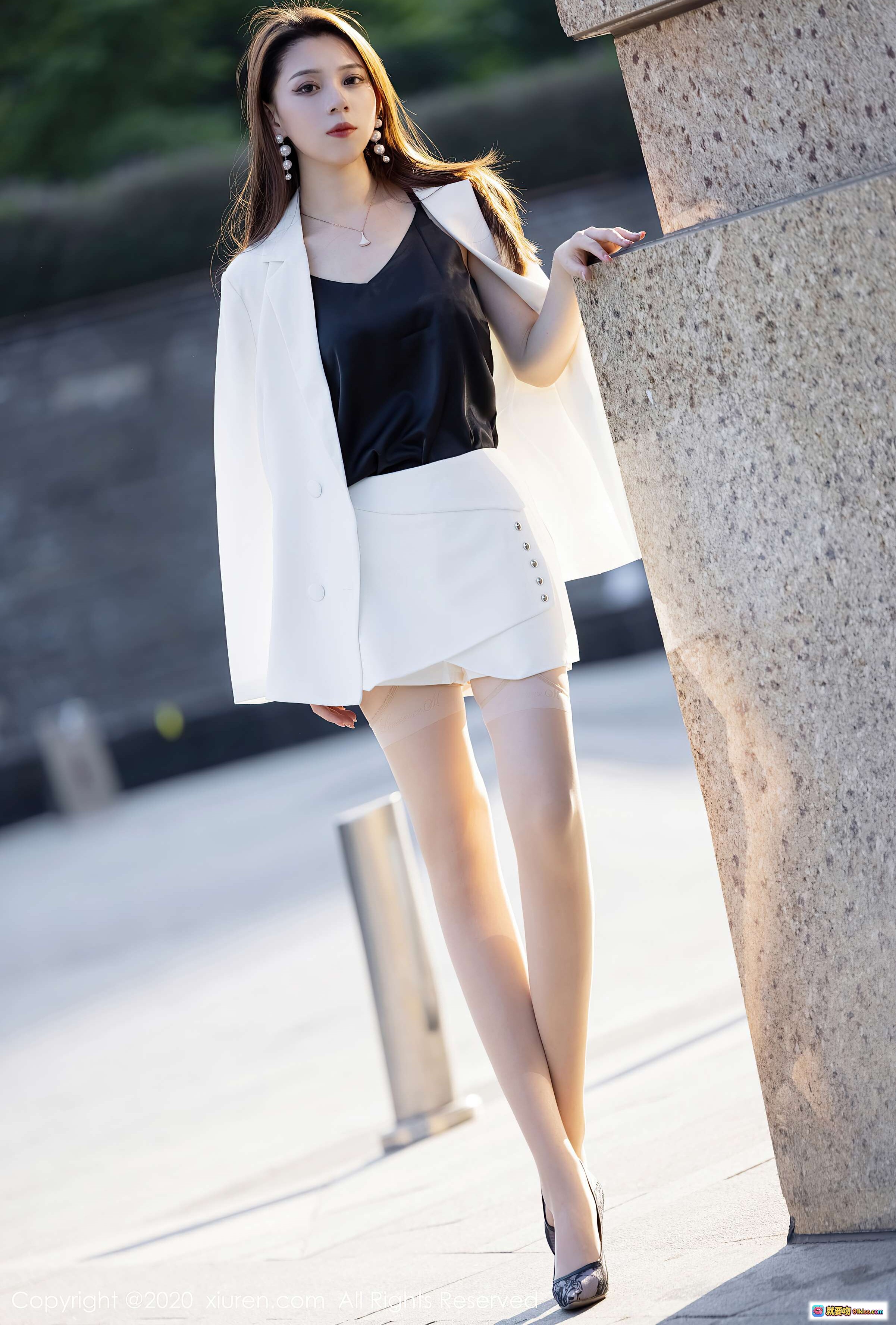 图片[8] - 言沫白色西装外套搭配黑色内搭丝袜高跟鞋户外写真 – XIUREN秀人网2020.12.08 VOL.2868 - 就要吻