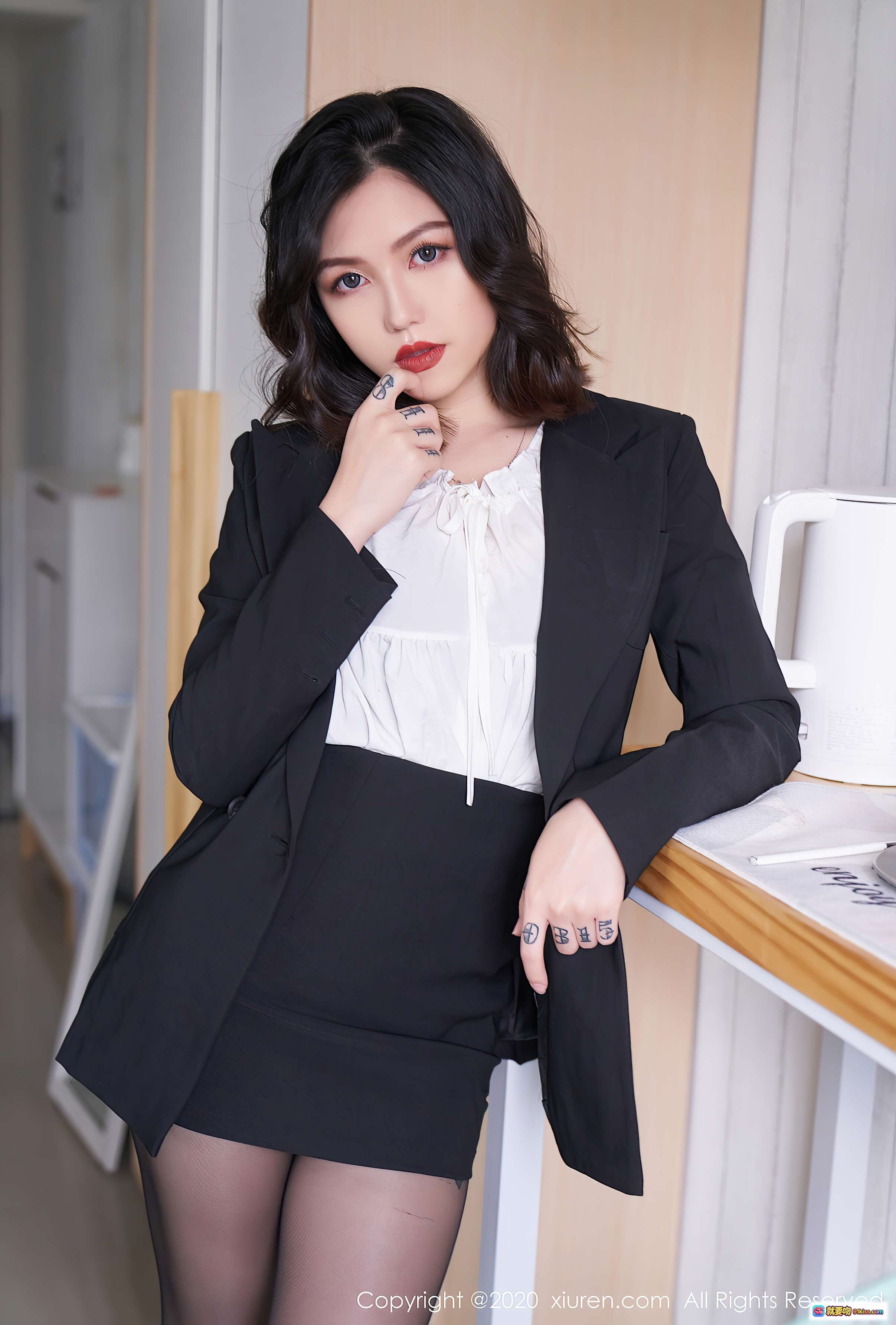 图片[9] - 黑丝高跟OL制服美女室内写真_职场女神优雅性感姿态_秀人网2020精选图集 - 就要吻