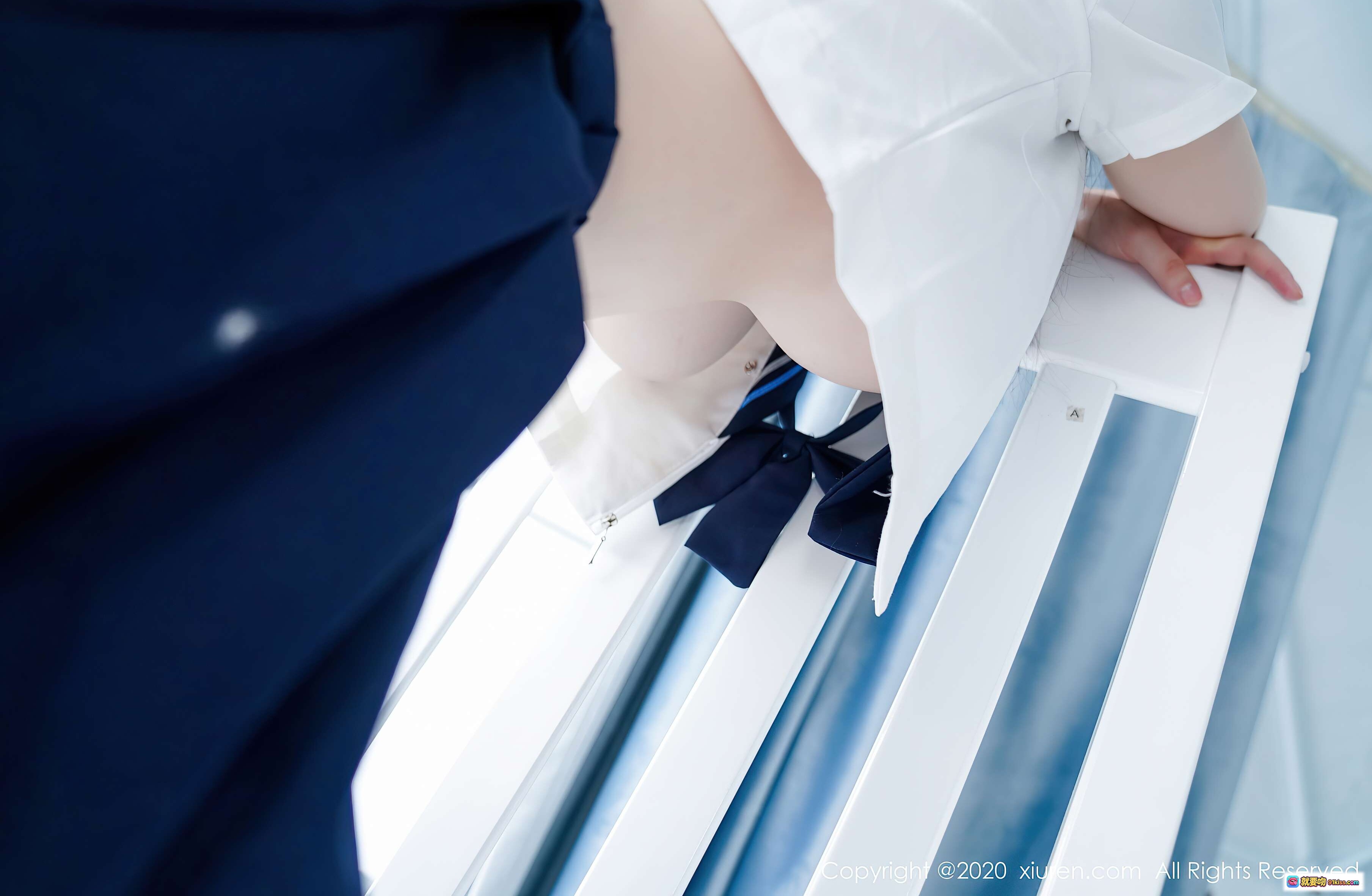 图片[5] - 糯美子MINI校服写真｜清纯少女白椅坐姿｜秀人网2020.10.09 VOL.2629｜蓝白水手服甜美风 - 就要吻