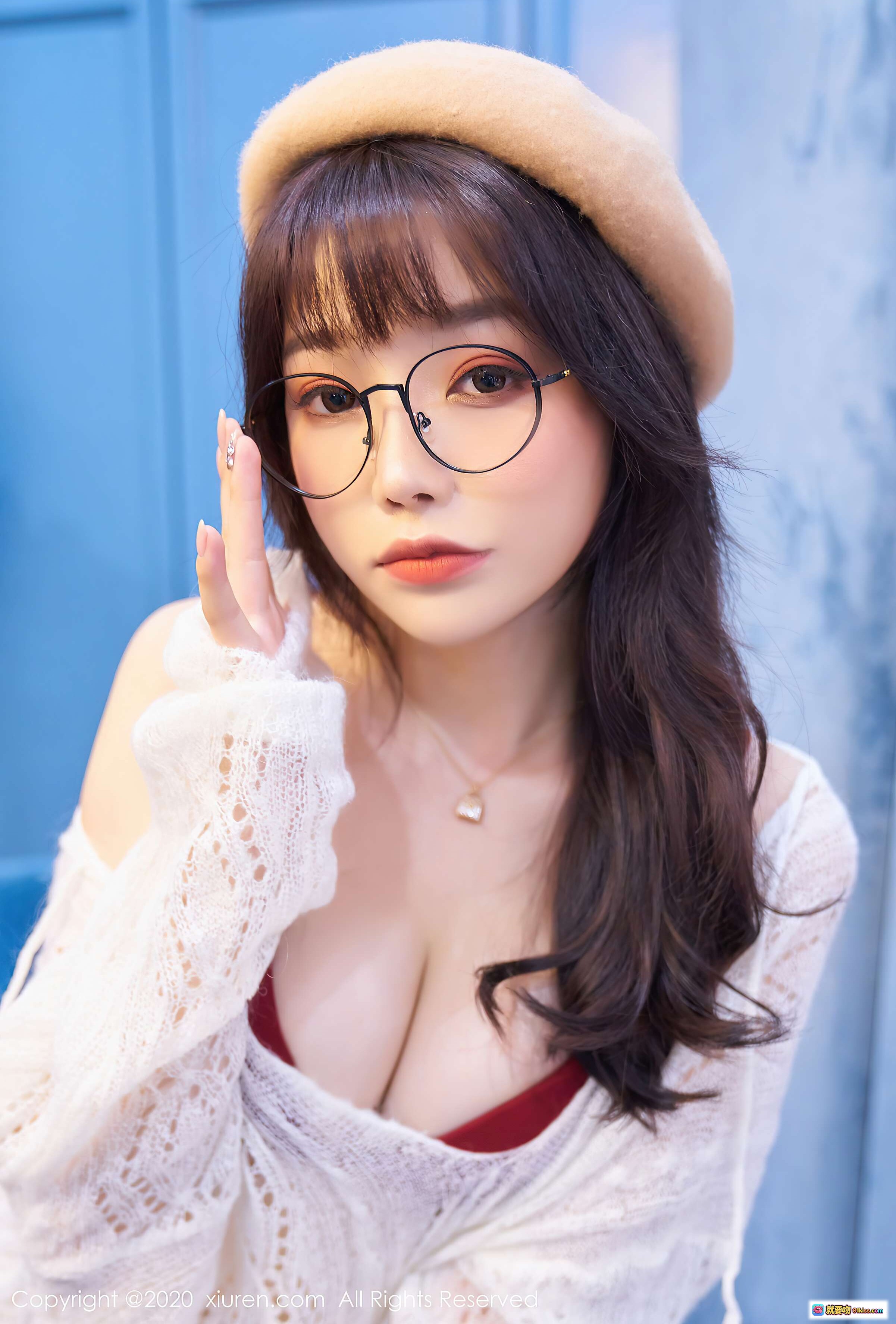 图片[8] - 芝芝Booty窗边写真｜贝雷帽眼镜少女｜白色镂空毛衣搭配短裙｜温柔日系风｜XIUREN秀人网2020.12.04 VOL.2859 - 就要吻