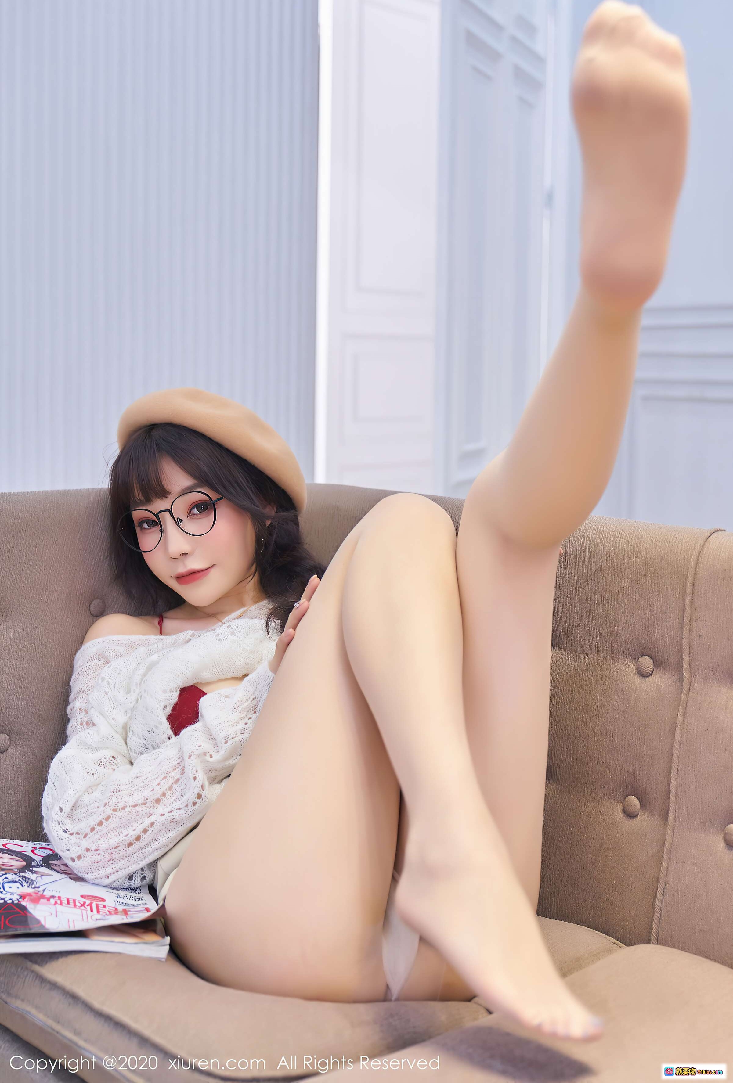 图片[4] - 芝芝Booty窗边写真｜贝雷帽眼镜少女｜白色镂空毛衣搭配短裙｜温柔日系风｜XIUREN秀人网2020.12.04 VOL.2859 - 就要吻