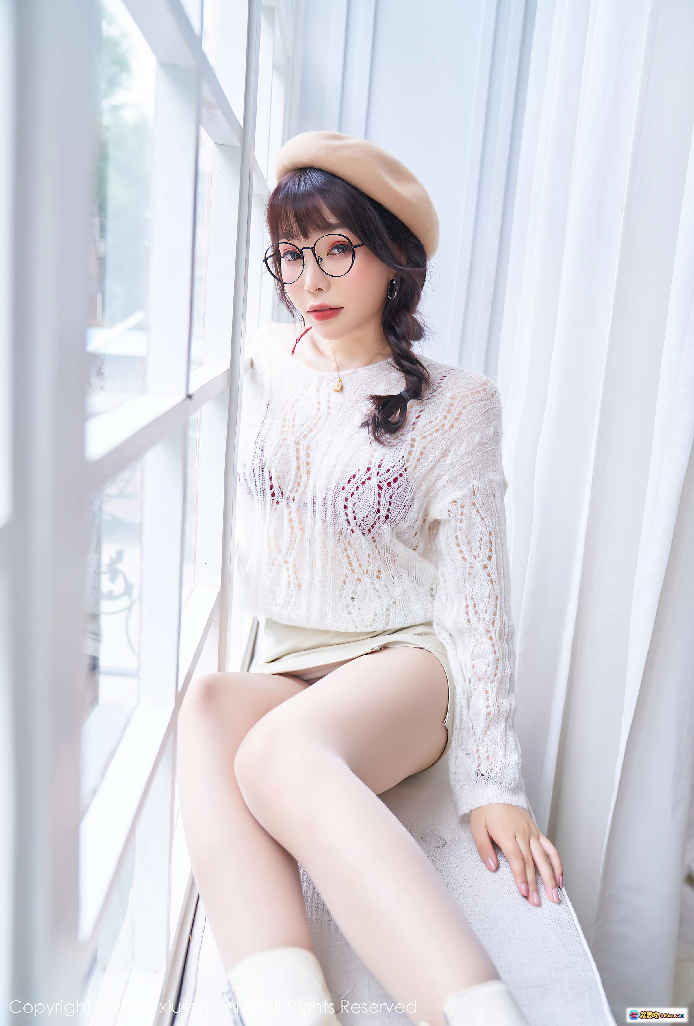 图片[1] - 芝芝Booty窗边写真｜贝雷帽眼镜少女｜白色镂空毛衣搭配短裙｜温柔日系风｜XIUREN秀人网2020.12.04 VOL.2859 - 就要吻