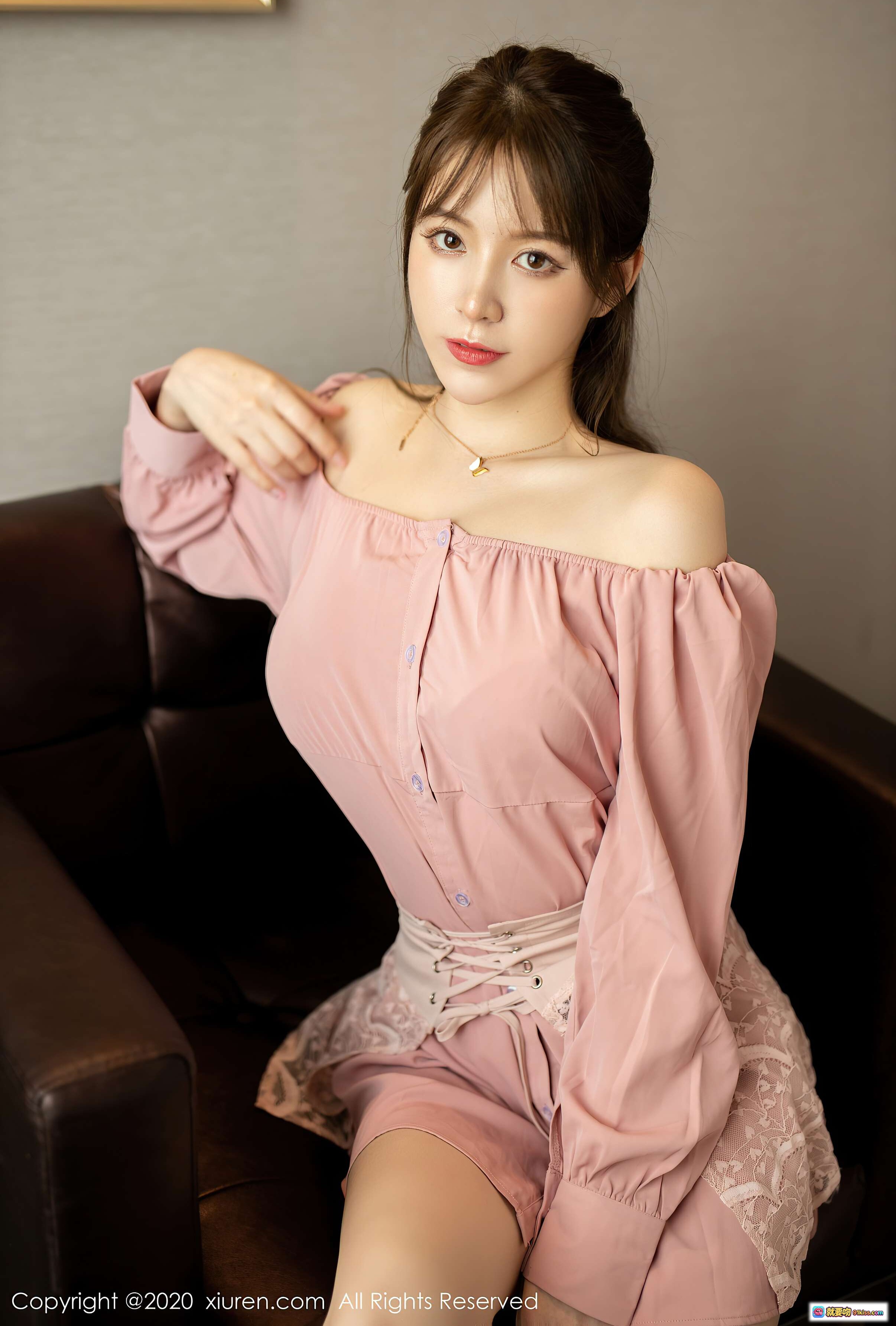 图片[4] - XIUREN秀人网2020.08.21 No.2473 yoo优优 粉色露肩衬衫 性感坐姿 美腿丝袜 优雅写真 高清摄影 - 就要吻