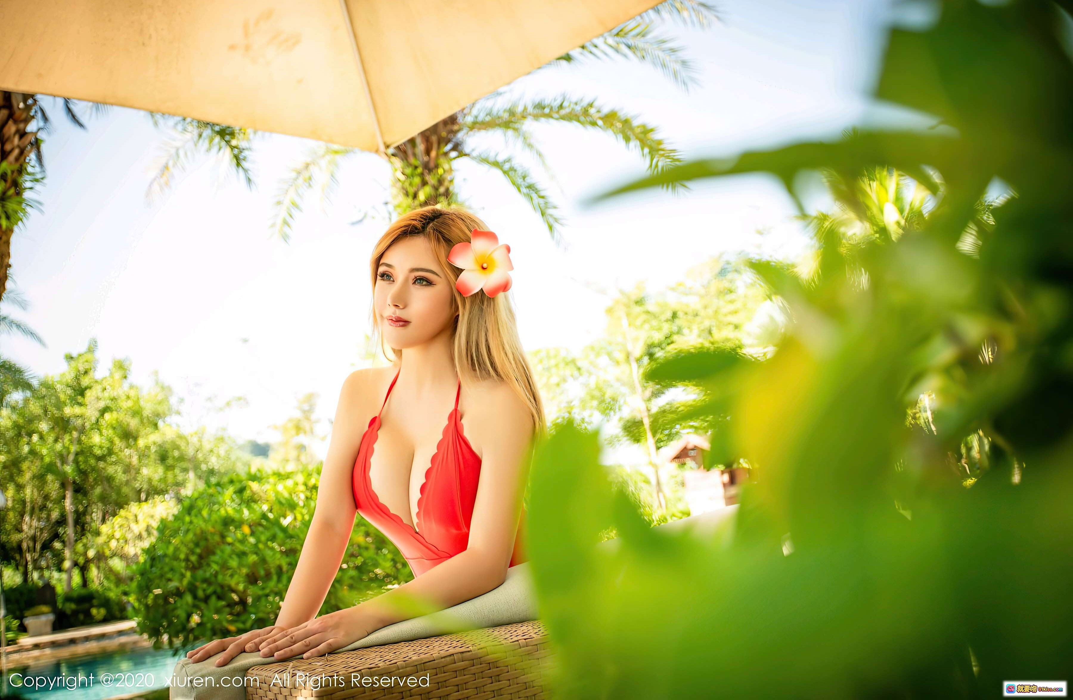 图片[7] - 李小米热带度假写真｜红色泳衣棕榈树遮阳伞风情美拍｜XIUREN秀人网2020.11.27 VOL.2830 - 就要吻