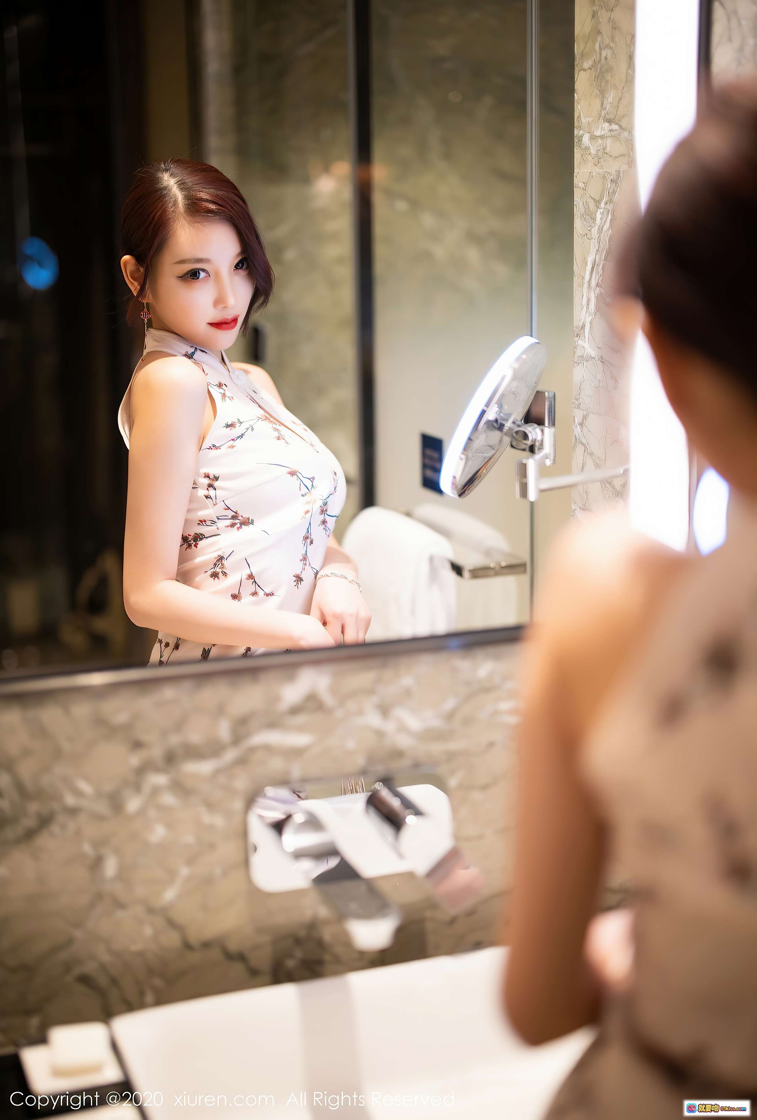 图片[4] - 杨晨晨sugar旗袍写真｜白色刺绣旗袍+蕾丝扇子｜镜前优雅姿态｜XIUREN秀人网2020.08.25 No.2487 - 就要吻