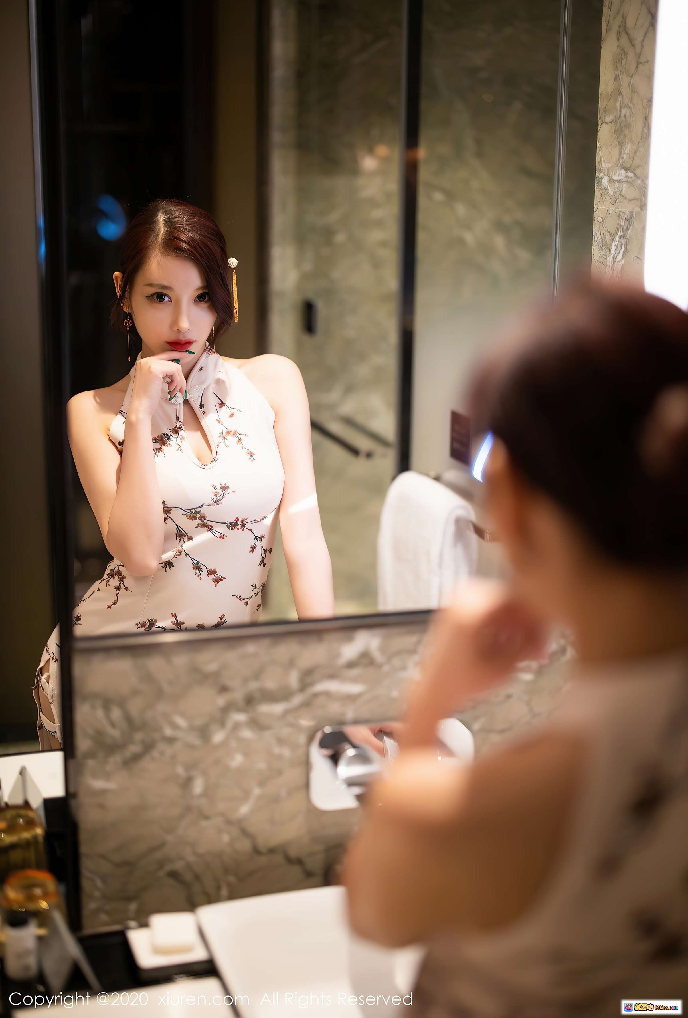 图片[2] - 杨晨晨sugar旗袍写真｜白色刺绣旗袍+蕾丝扇子｜镜前优雅姿态｜XIUREN秀人网2020.08.25 No.2487 - 就要吻