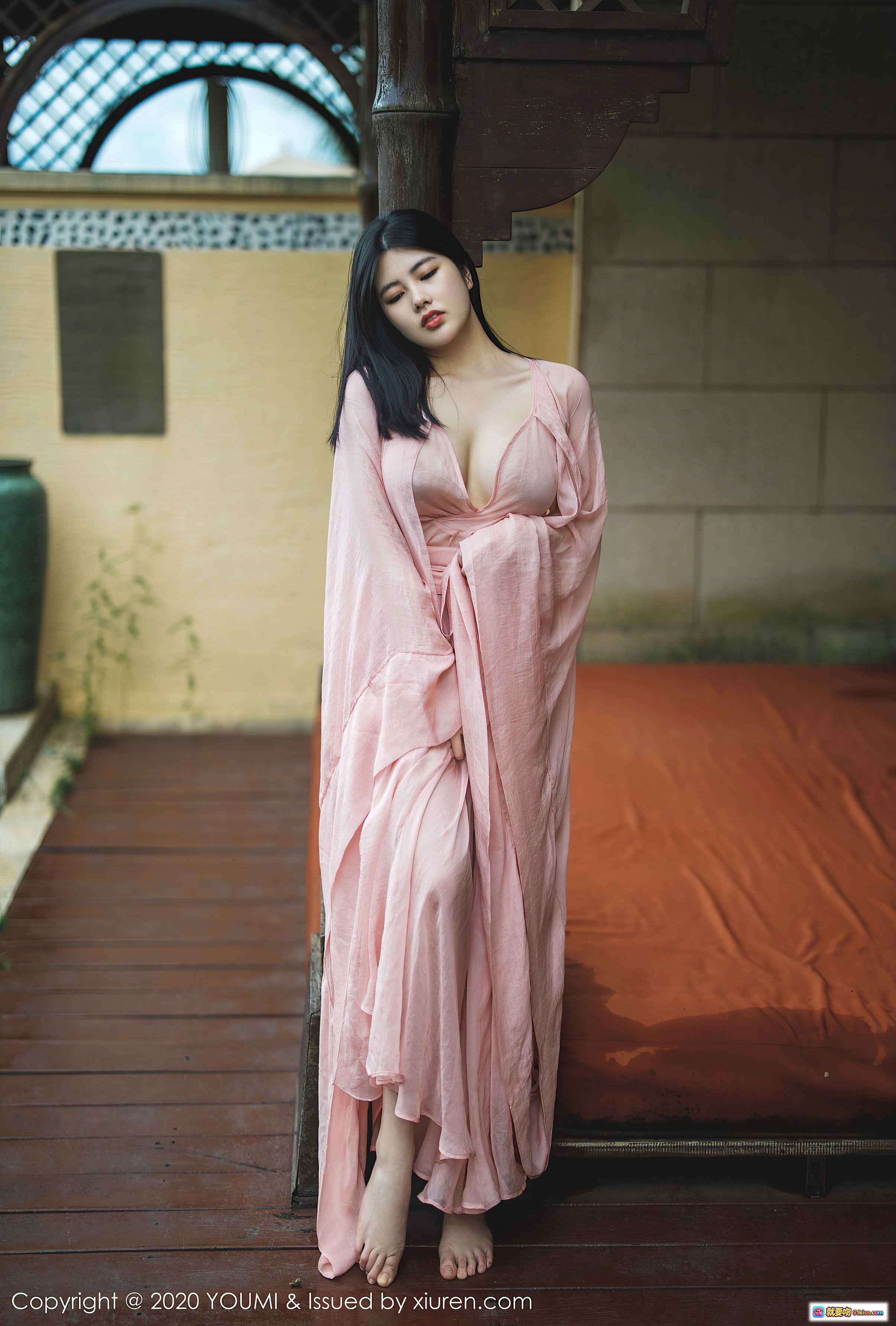 娜露Selena粉色长裙写真 | YOUMI尤蜜荟2020.09.07 VOL.523 | 优雅古典庭院风 | 裸足柔美姿态 | 90P高清图集 - 就要吻