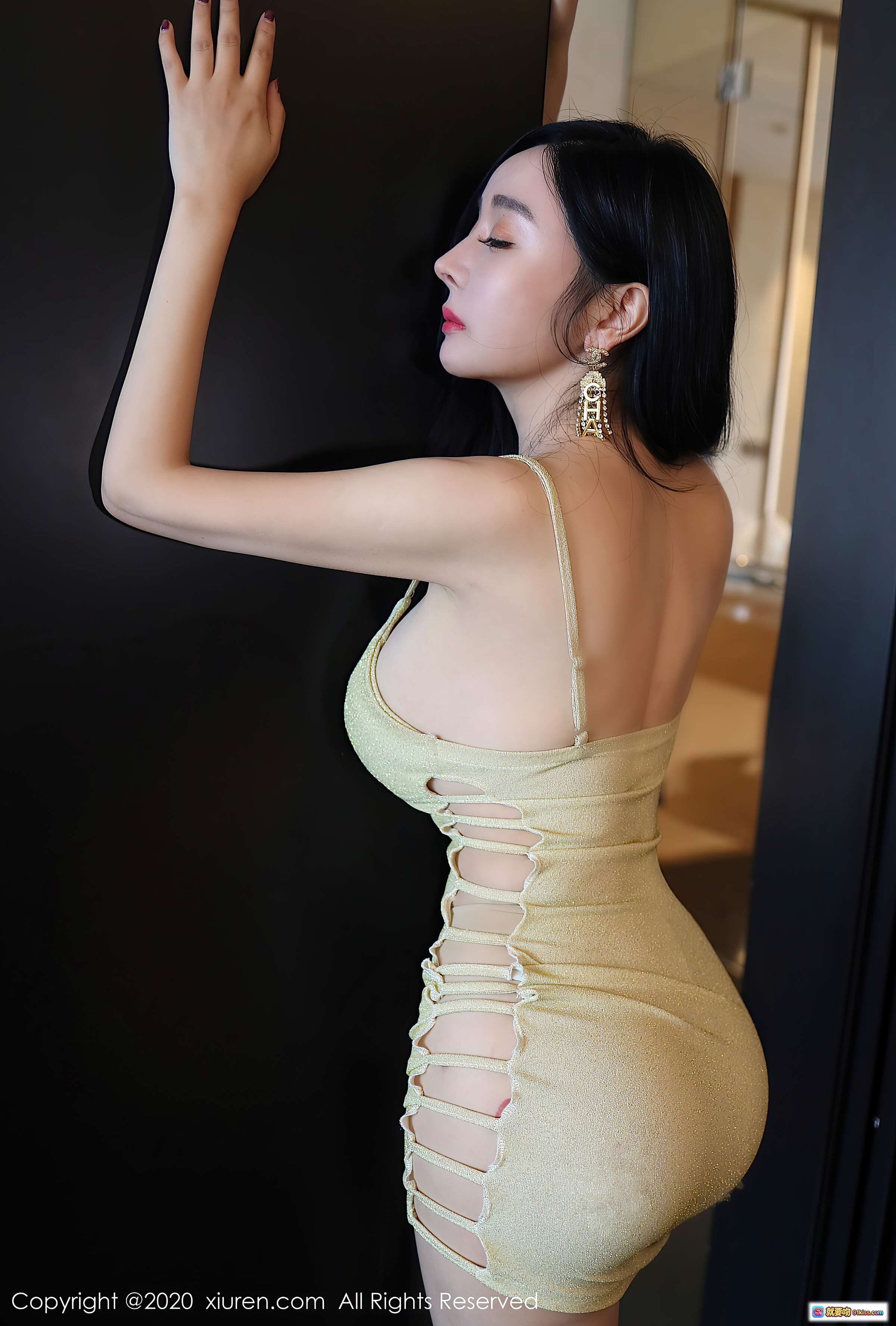 图片[6] - 允爾性感美背镂空连衣裙写真｜秀人网2020.12.03 VOL.2854｜金黄亮面紧身裙｜长发侧颜诱惑｜居家吧台氛围感大片 - 就要吻