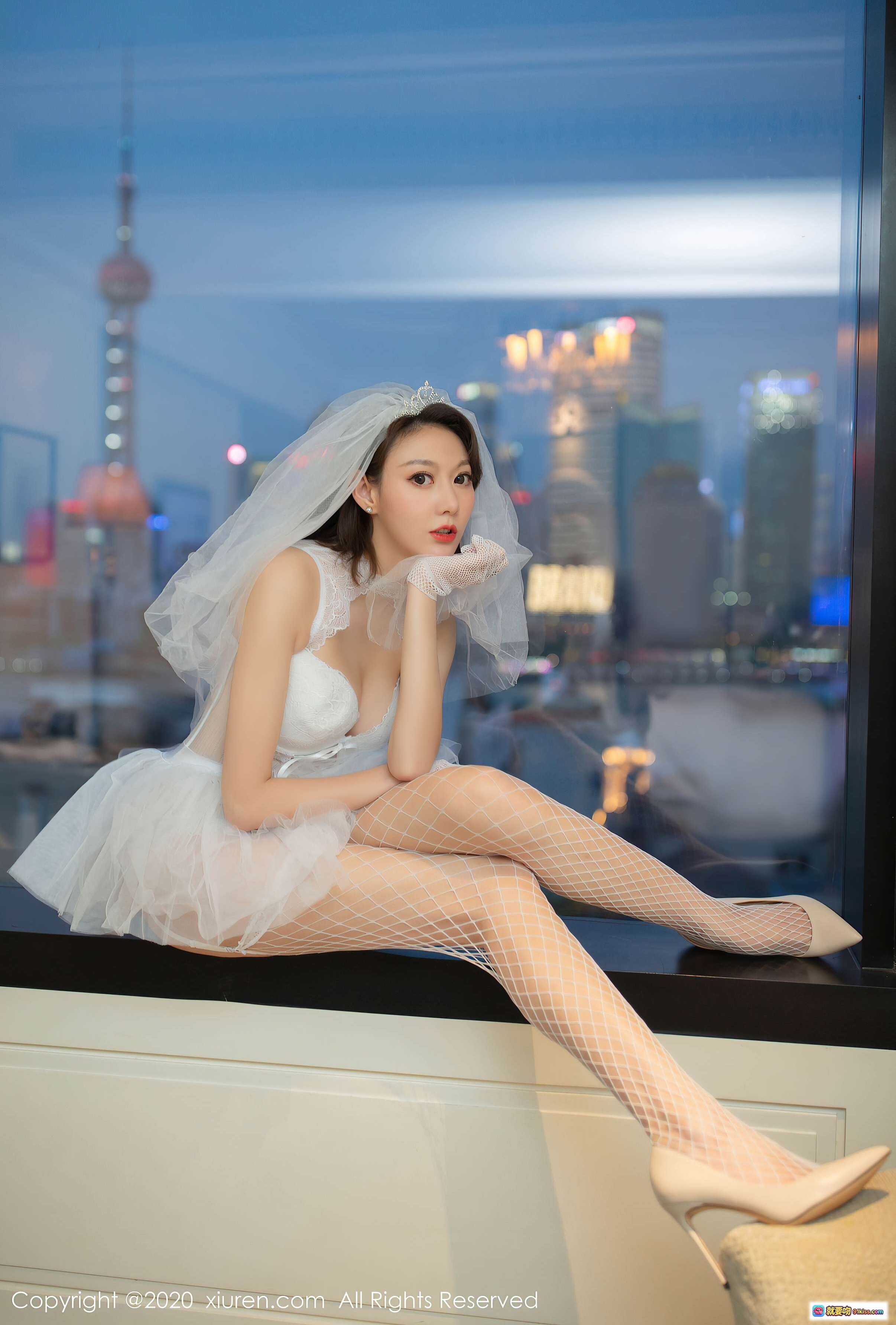 图片[2] - 艺轩白色婚纱短裙配渔网袜高跟鞋 上海夜景窗边写真 优雅性感新娘造型 美腿诱惑室内摄影 - 就要吻