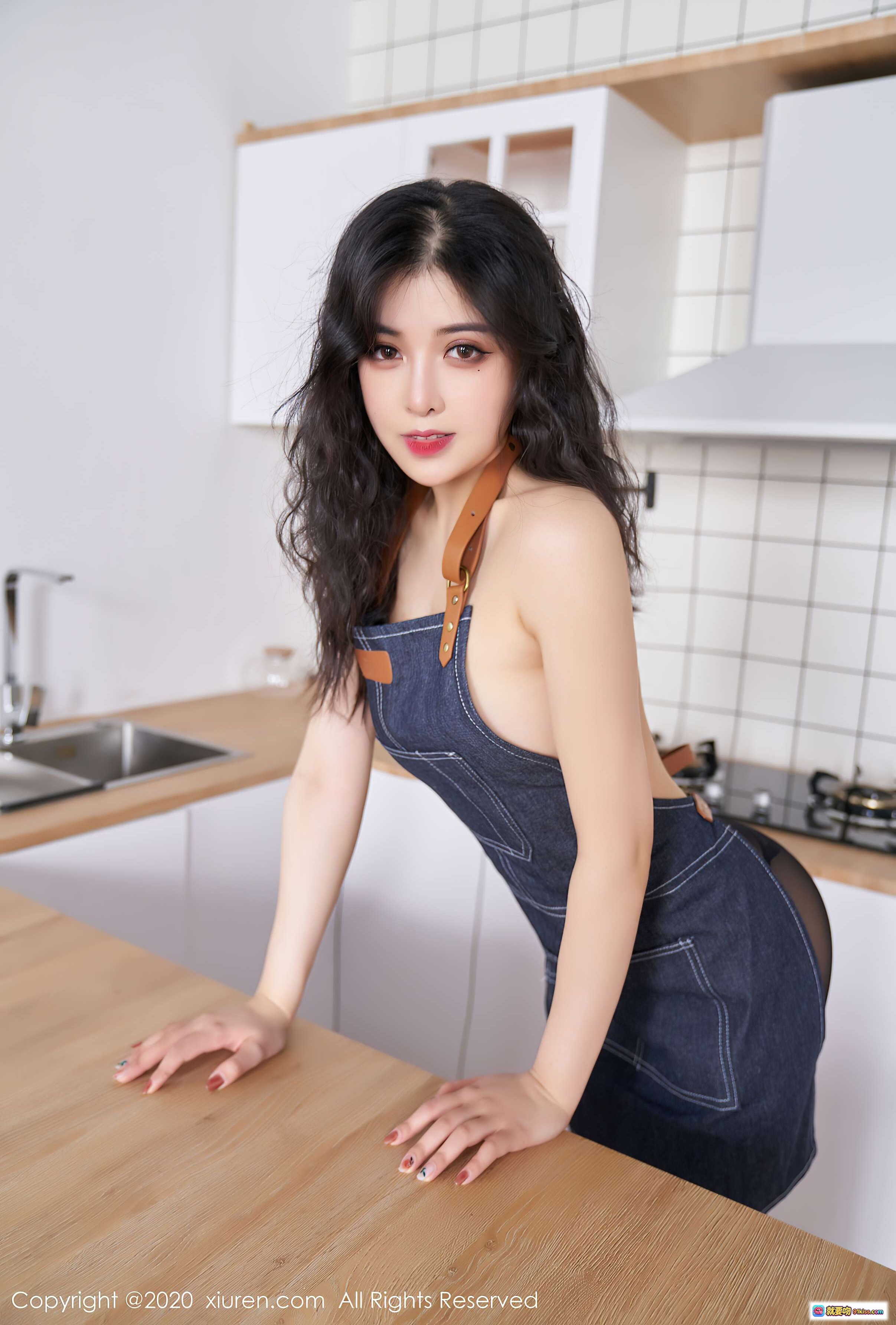 图片[4] - 韩静安性感写真 | 美女居家牛仔吊带裙 | 优雅姿态私房摄影 | XIUREN秀人网2020.10.26 VOL.2697 - 就要吻