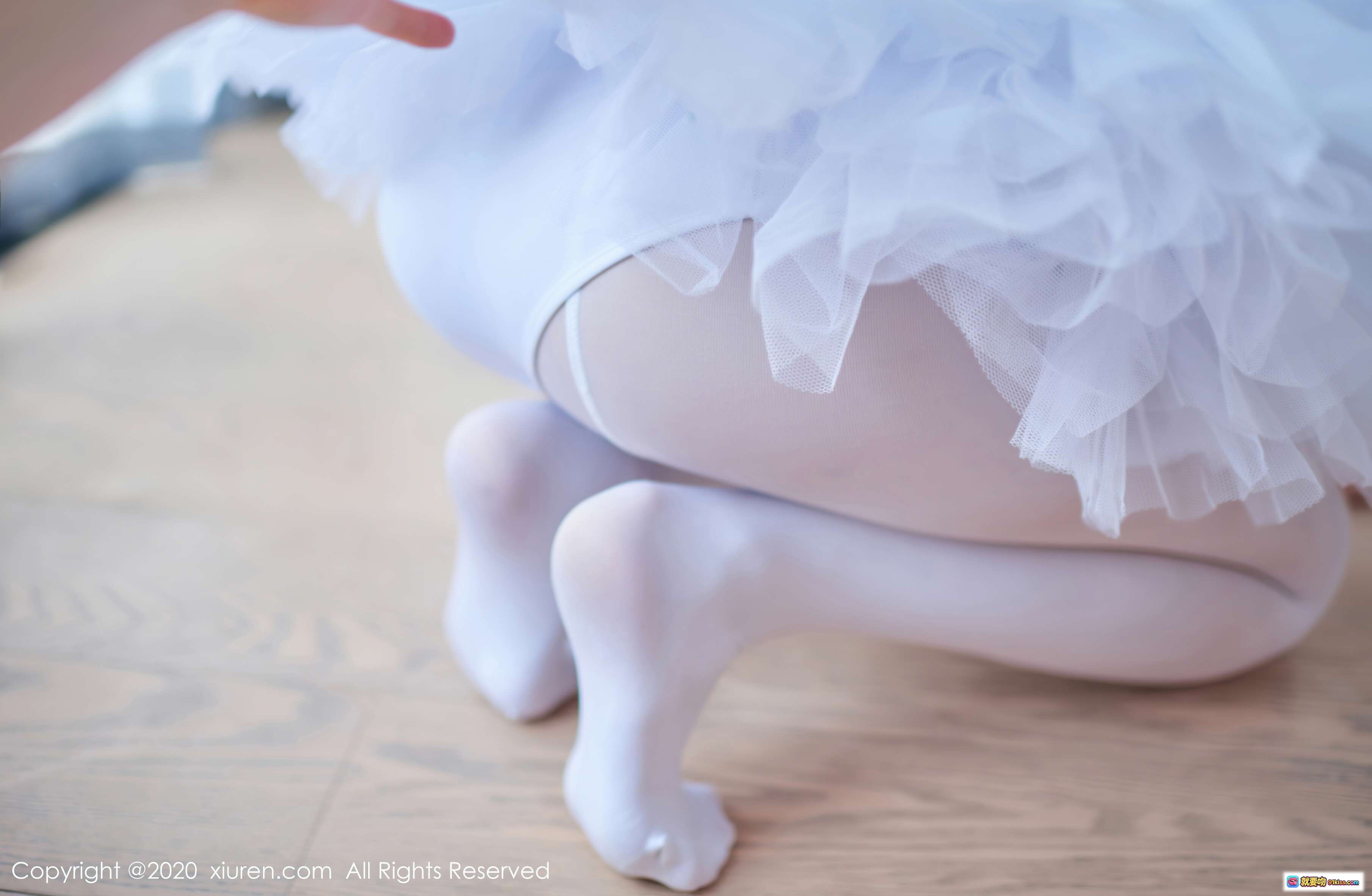 图片[6] - 白露小猪XIUREN秀人网2020.09.15 VOL.2560 纯白丝袜美腿特写 温柔光影室内写真 42P高清图集 - 就要吻