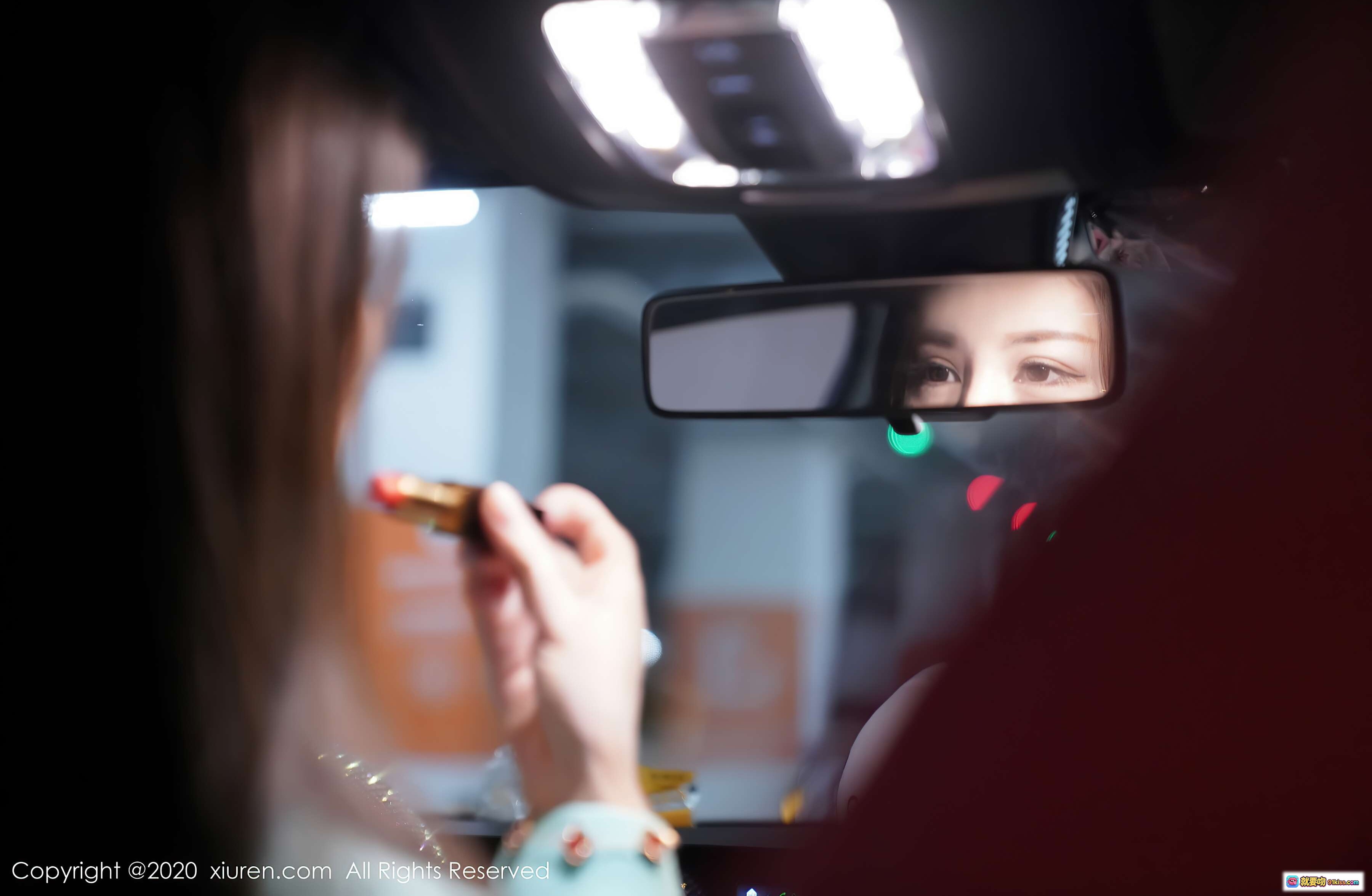 图片[1] - 诗诗kiki车内补妆镜前特写｜精致妆容｜时尚美妆｜车内私密时刻｜秀人网2020精选 - 就要吻