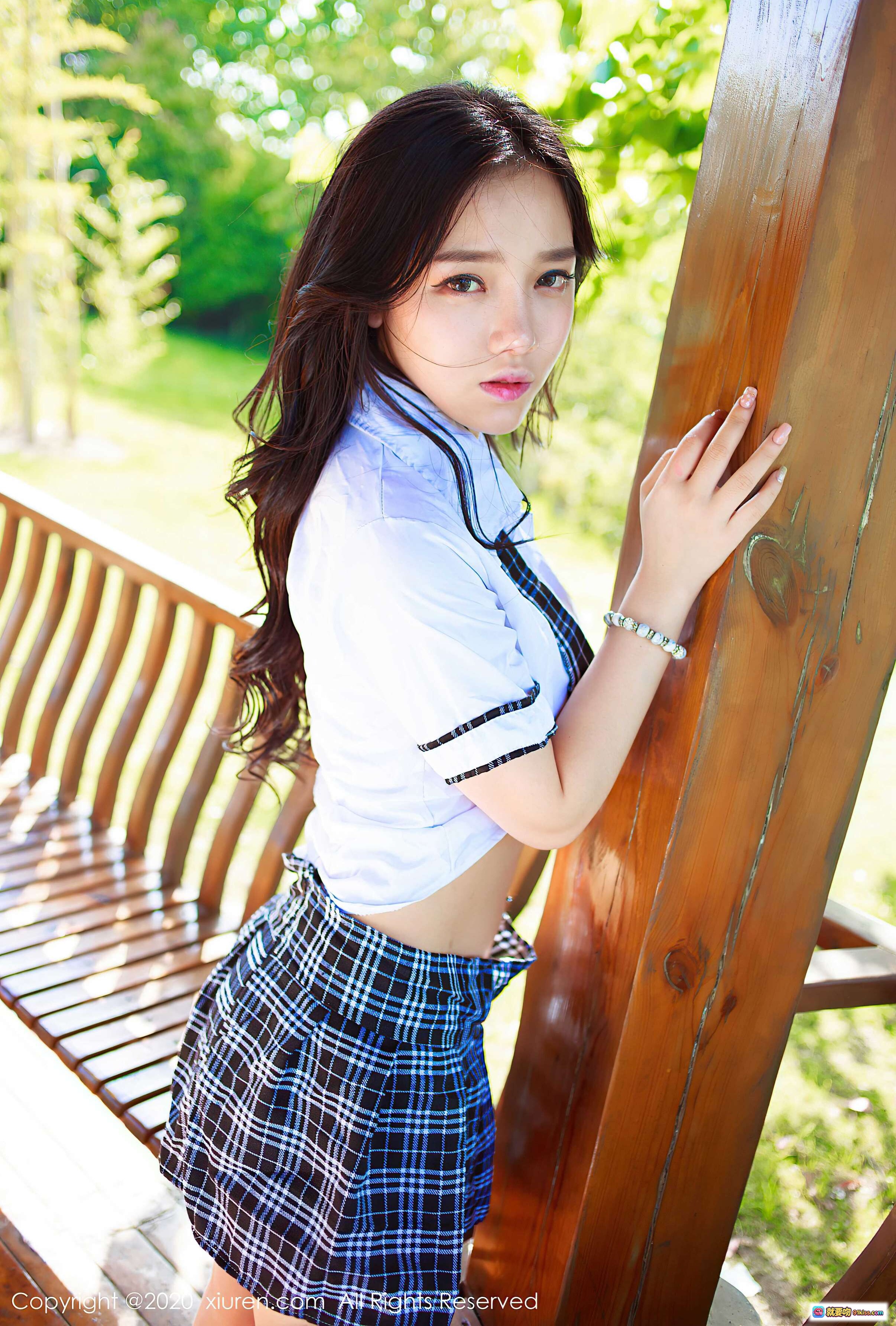 图片[1] - 夏雪爱校园风写真 | 白衬衫格子裙少女 | 户外木廊自然光拍摄 | 秀人网2020.07.29 No.2380 - 就要吻