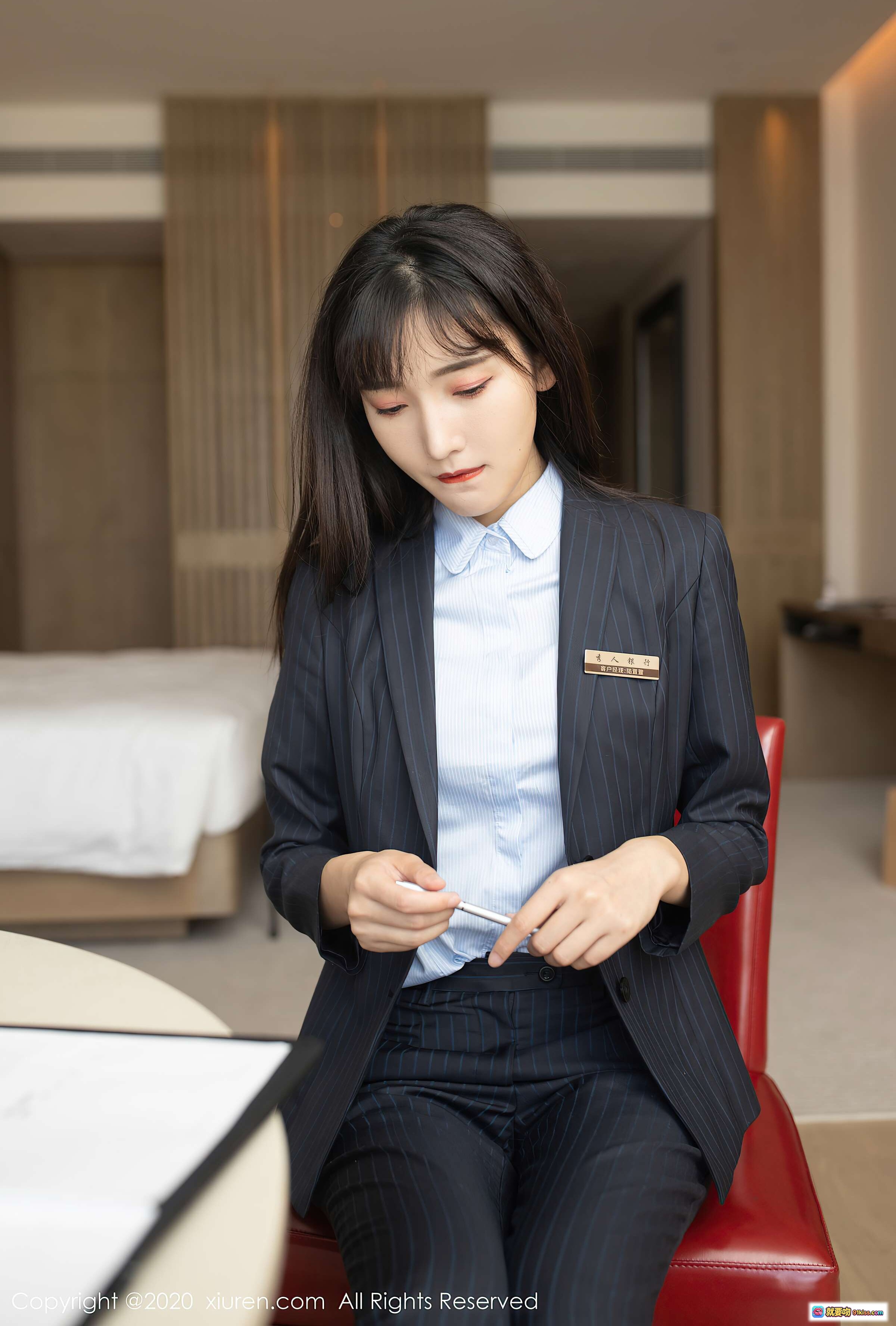 图片[1] - 陆萱萱职场OL风写真｜条纹西装套装+白衬衫+工牌｜酒店房间内优雅坐姿｜秀人网2020精选高清图集 - 就要吻