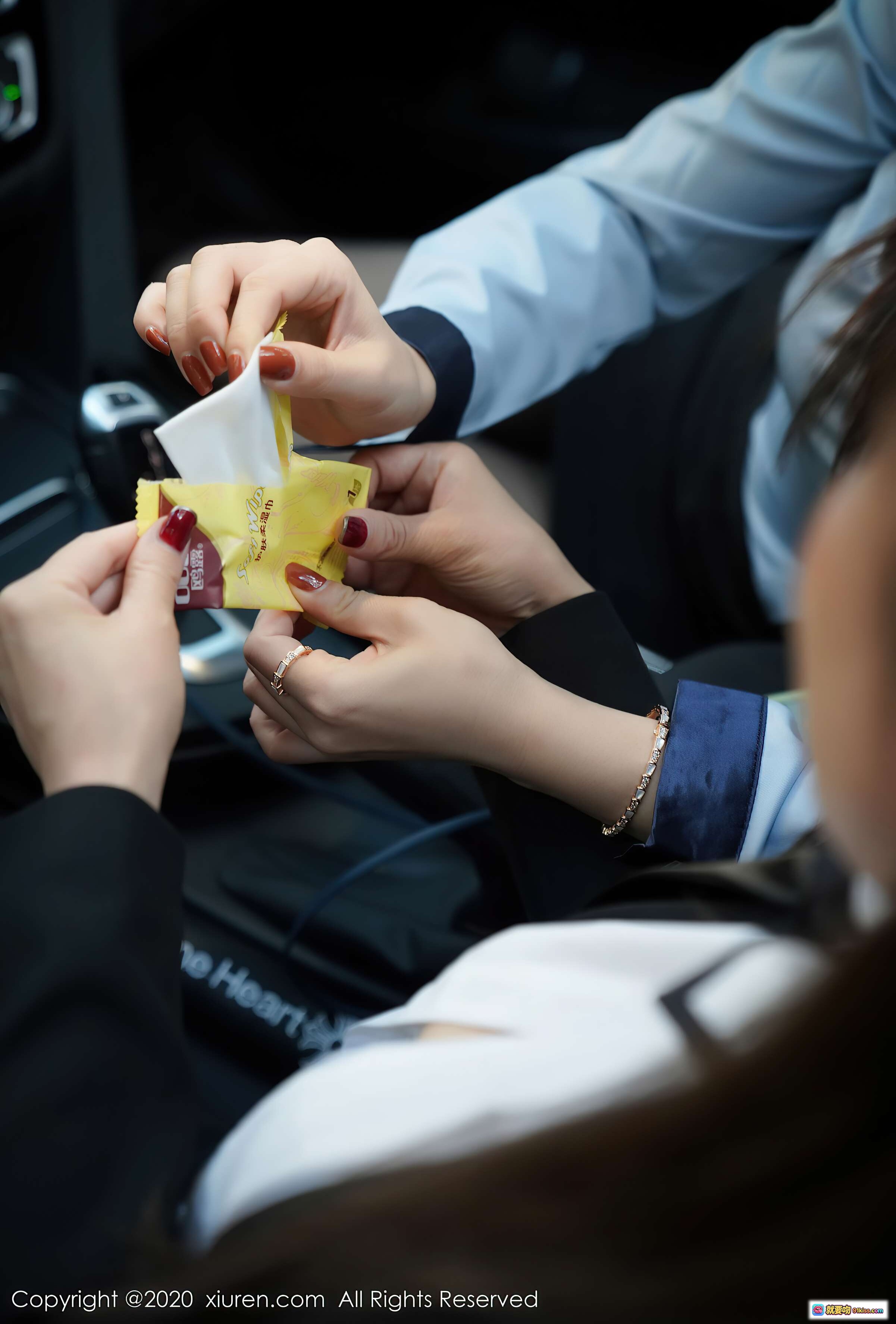 图片[6] - 沈欢欣车内写真 | XIUREN秀人网2020.11.30 VOL.2836 | 优雅气质美女 | 车窗互动特写 | 高清私房摄影 | 精致妆容长发 | 都市街拍氛围感 - 就要吻