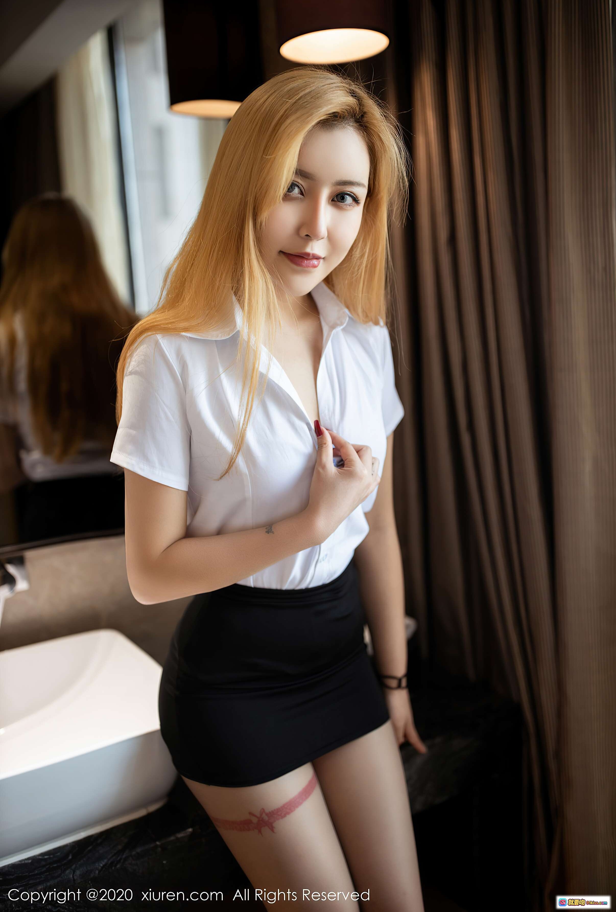 图片[1] - 徐安冉MIKI白衬衫黑短裙性感写真｜金发美女职场风私房照｜秀人网2020高清图集 - 就要吻