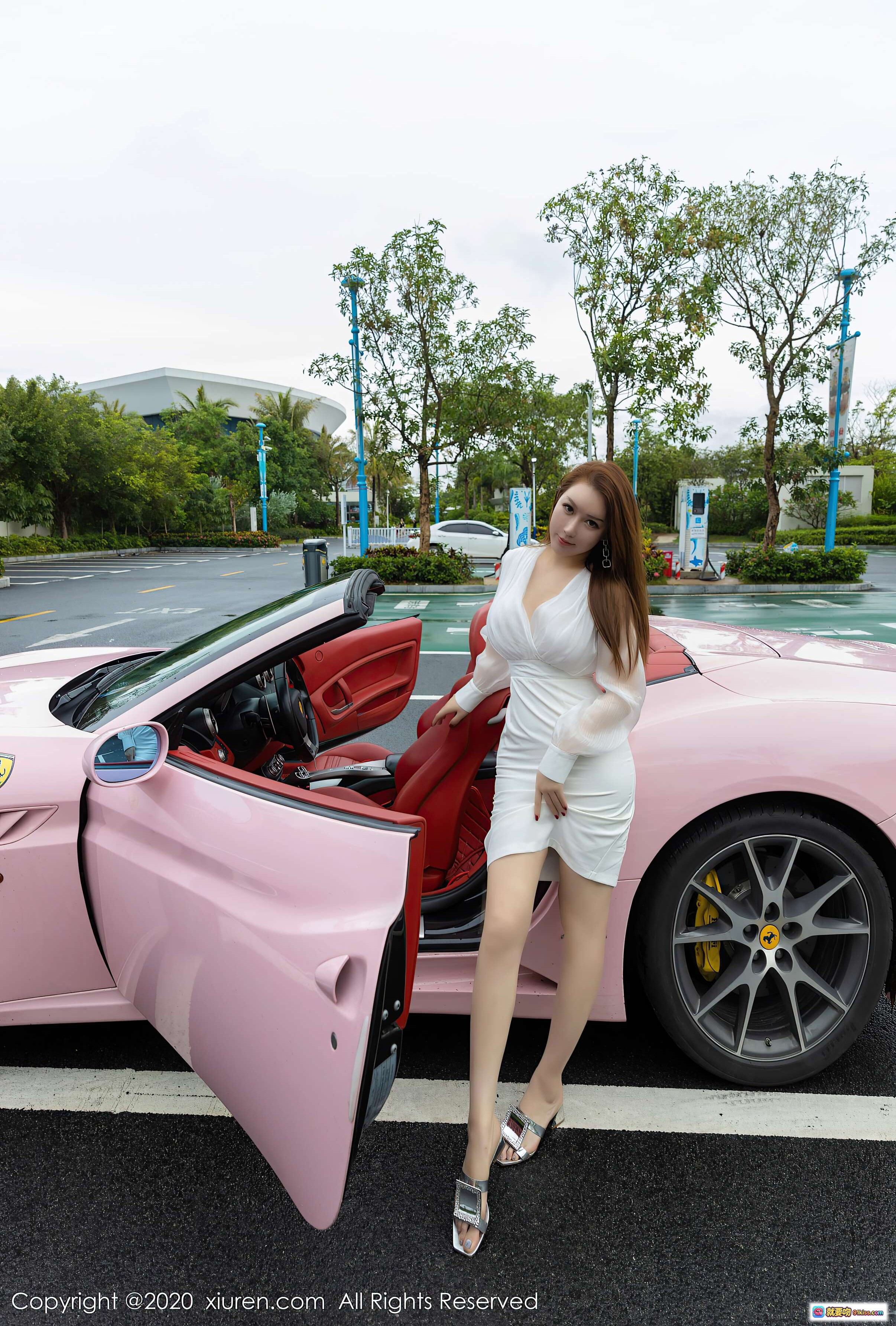 图片[10] - 粉色法拉利敞篷跑车美女模特车内写真_红色内饰_超跑街拍_时尚性感汽车摄影 - 就要吻