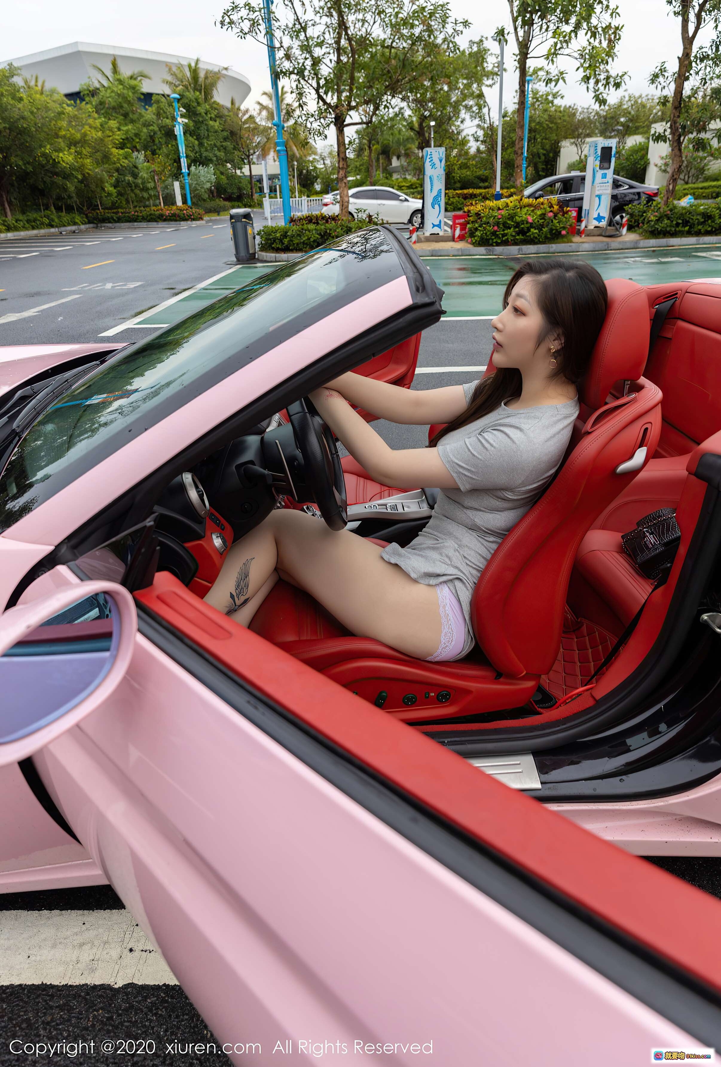 图片[9] - 粉色法拉利敞篷跑车美女模特车内写真_红色内饰_超跑街拍_时尚性感汽车摄影 - 就要吻