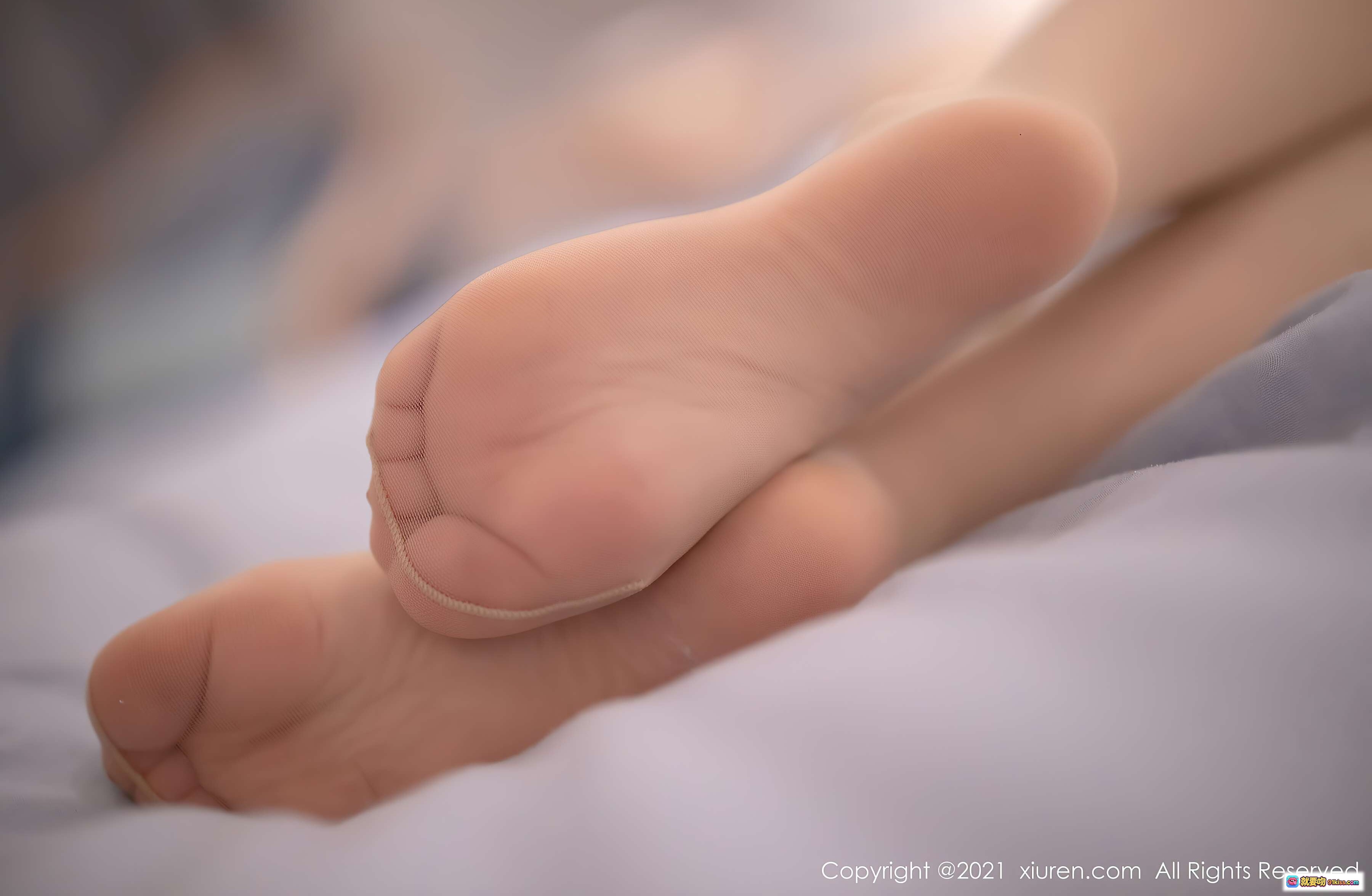 图片[2] - 言沫优雅写真｜蓝色露肩上衣+白色短裤+高跟美腿｜秀人网2021年1月精选高清图集 - 就要吻