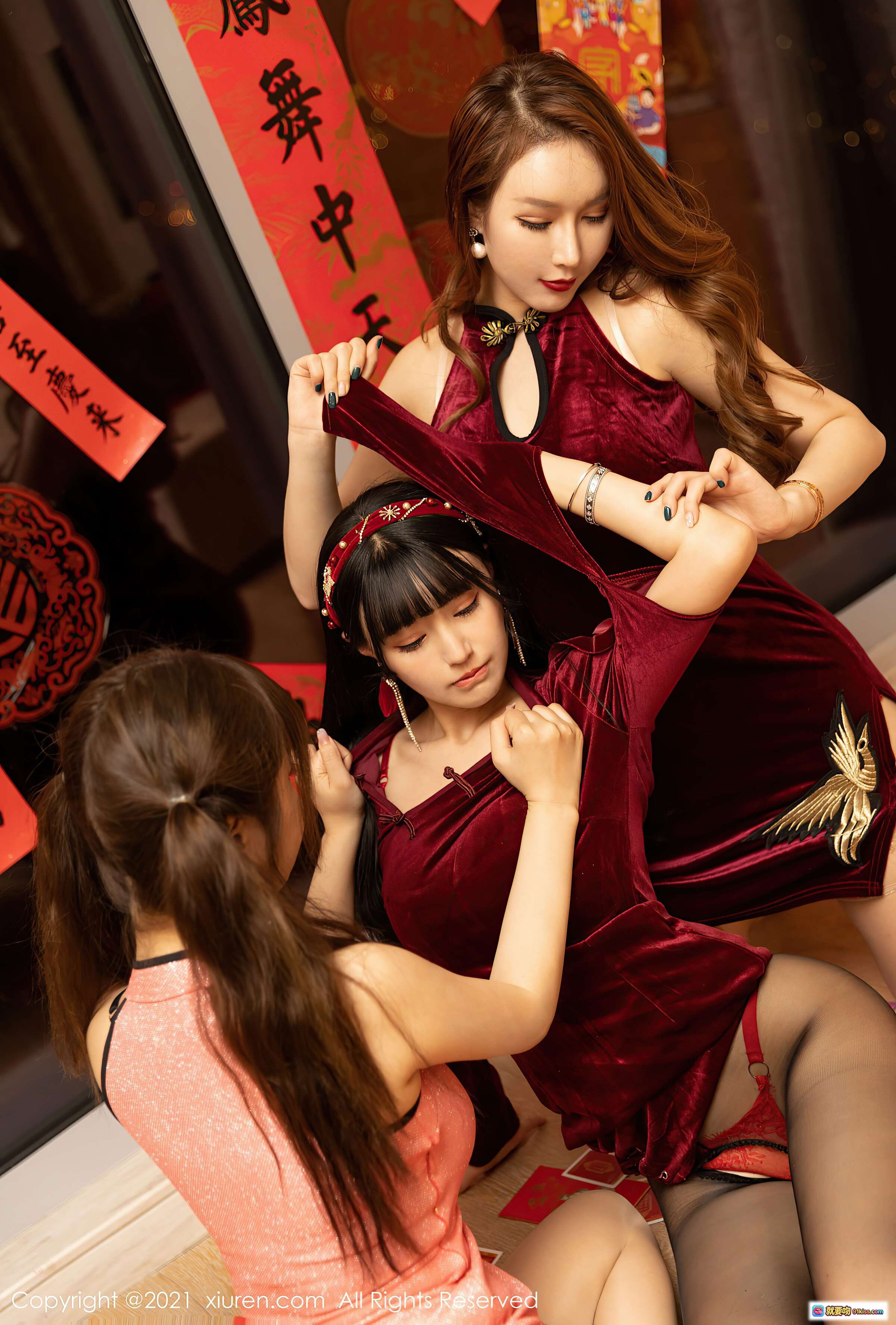 图片[9] - XIUREN秀人网2021.02.08 VOL.3096 三位美女模特旗袍写真 春节主题 红色喜庆 事事如意大吉岁岁平安 美腿高跟丝袜 优雅性感室内拍摄 - 就要吻