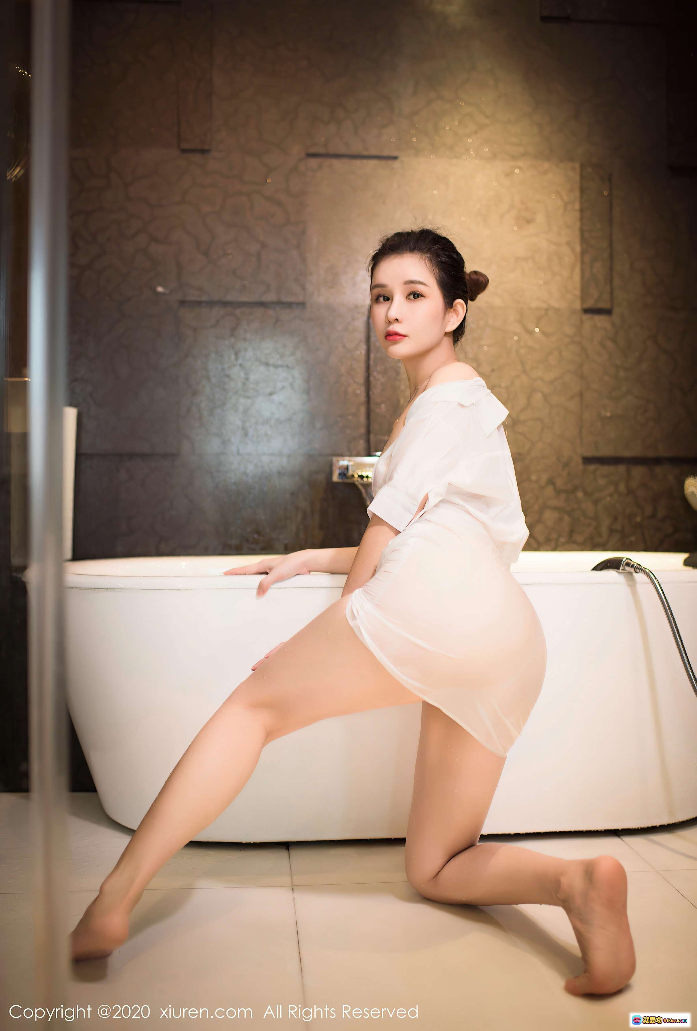 图片[8] - 张雨萌浴室写真：白色露肩上衣+黑色蕾丝渔网袜+红色高跟鞋+手持花洒性感姿态 - 就要吻