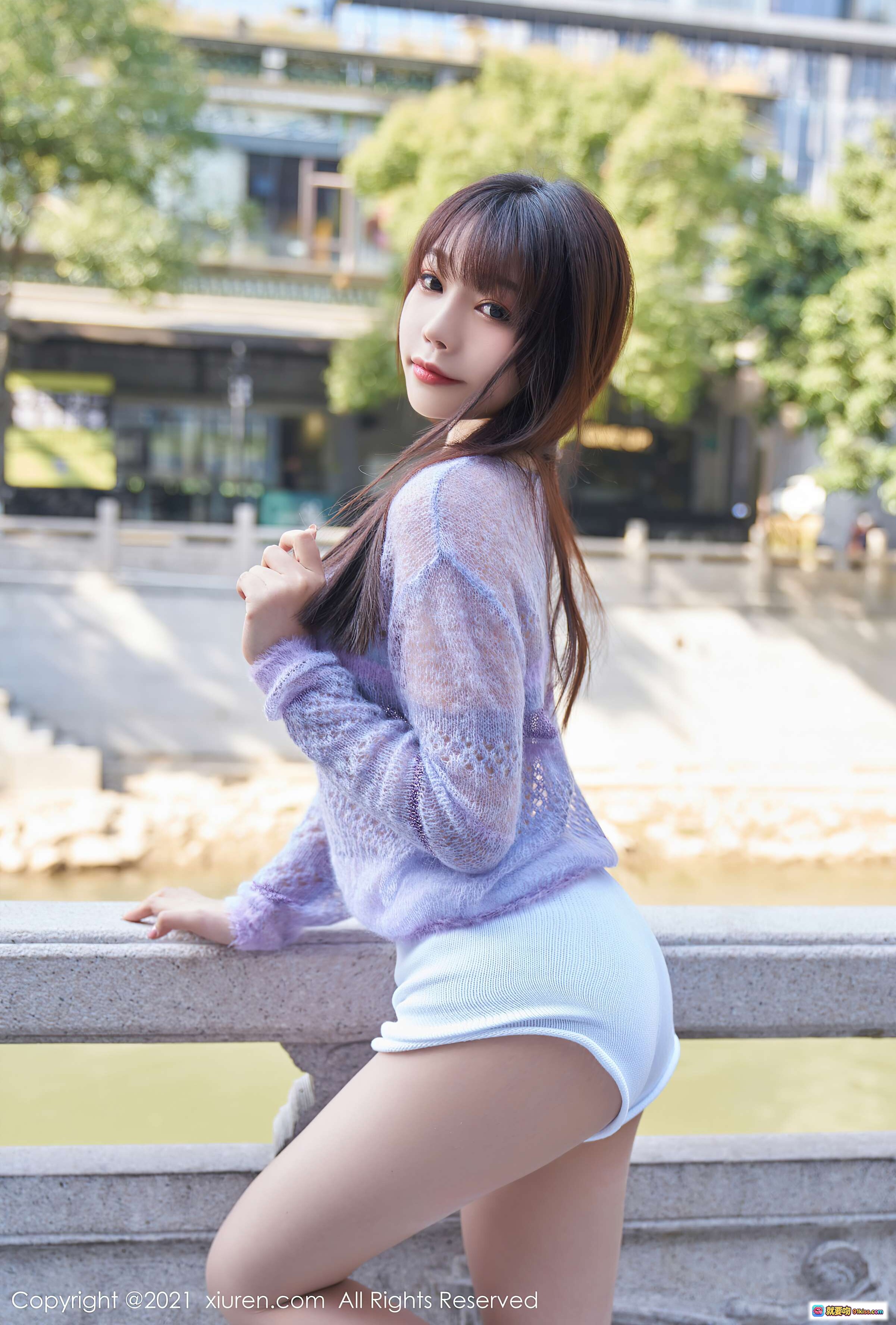 图片[9] - 芝芝Booty性感美腿高跟鞋户外写真 | XIUREN秀人网2021.01.28 VOL.3058 紫色毛衣白短裤都市背景 - 就要吻