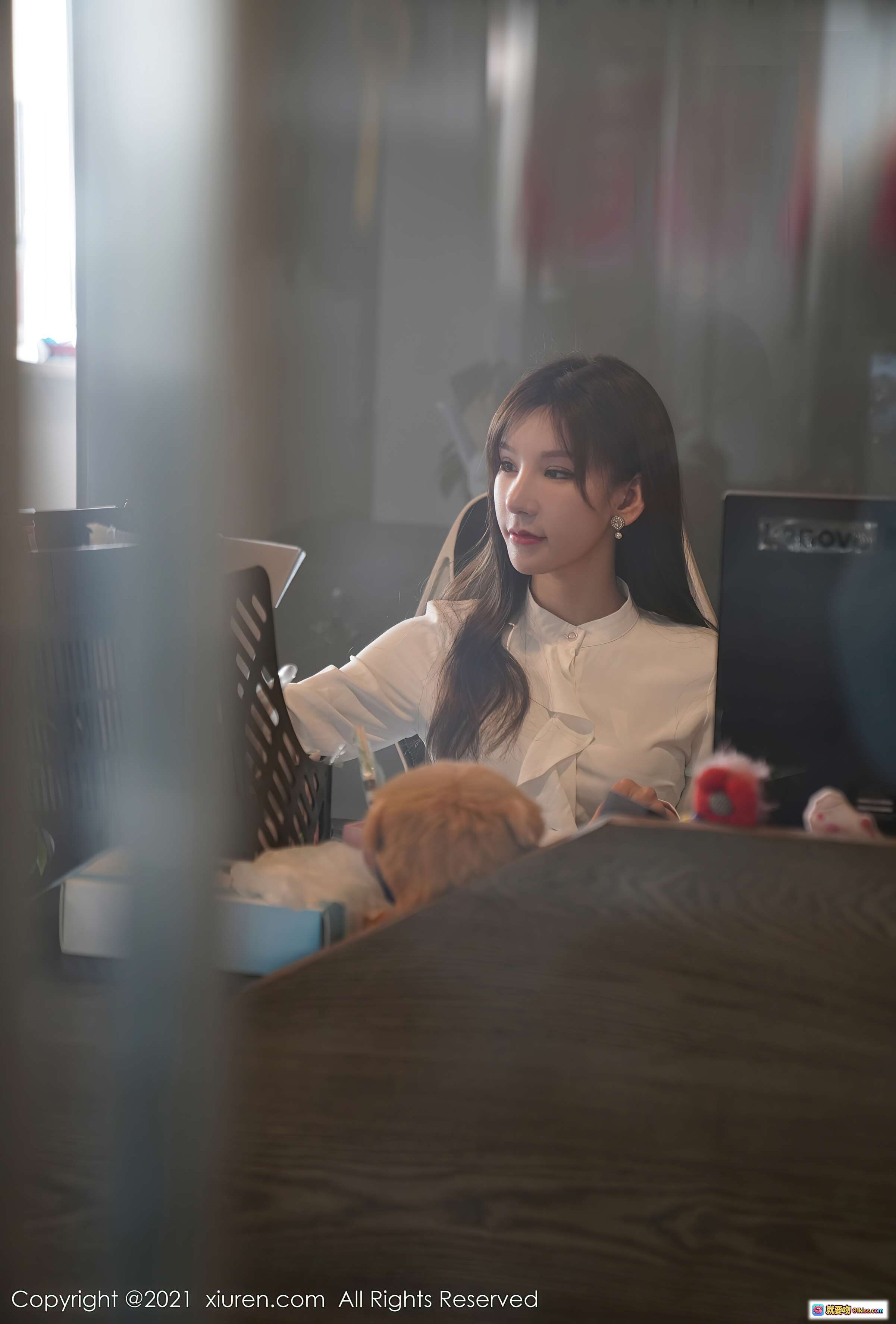 图片[7] - 周于希Sandy办公室写真｜白色衬衫职场美女｜Lenovo电脑桌拍｜清新自然办公场景｜秀人网2021精选图集 - 就要吻