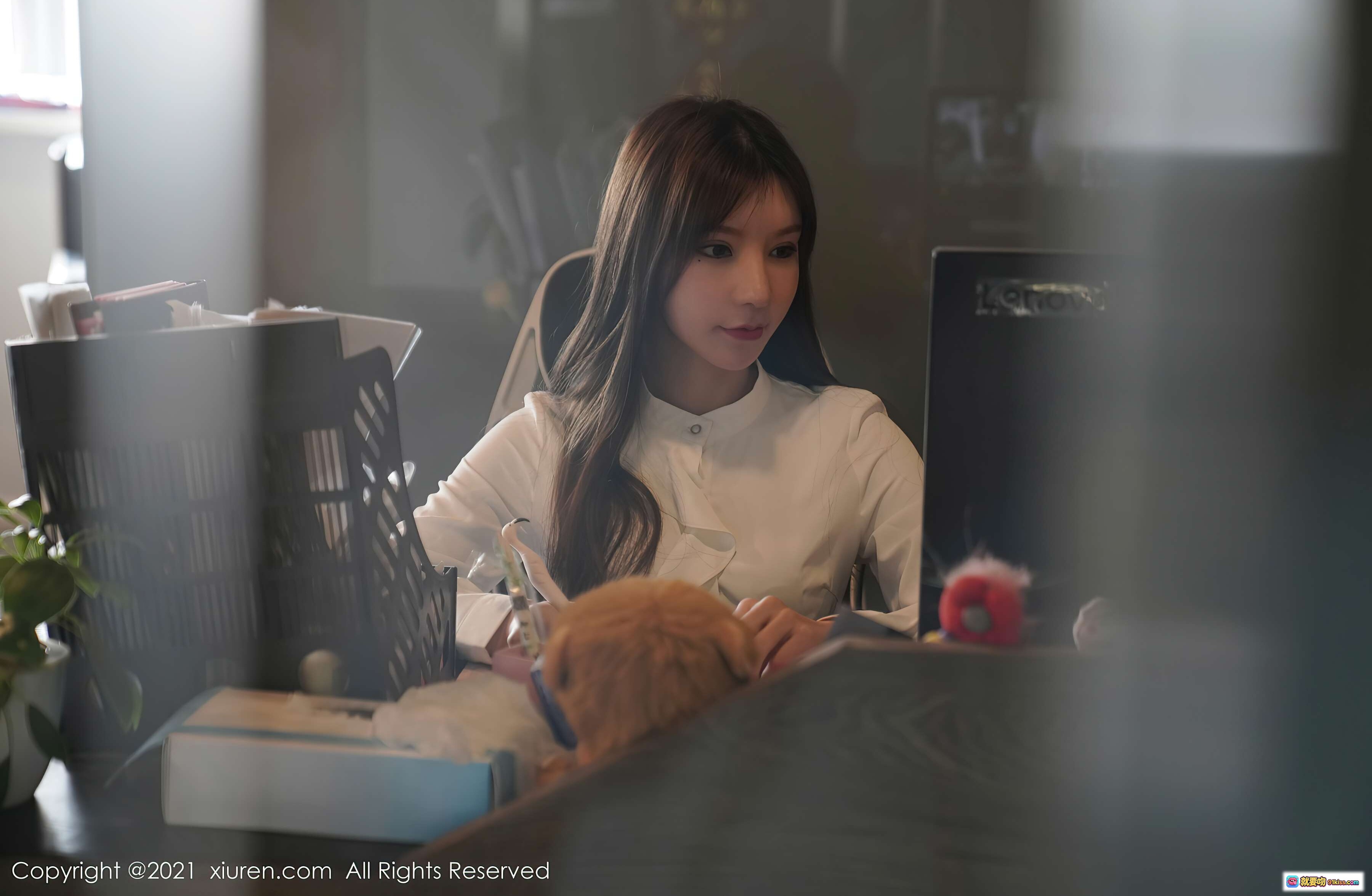 图片[6] - 周于希Sandy办公室写真｜白色衬衫职场美女｜Lenovo电脑桌拍｜清新自然办公场景｜秀人网2021精选图集 - 就要吻