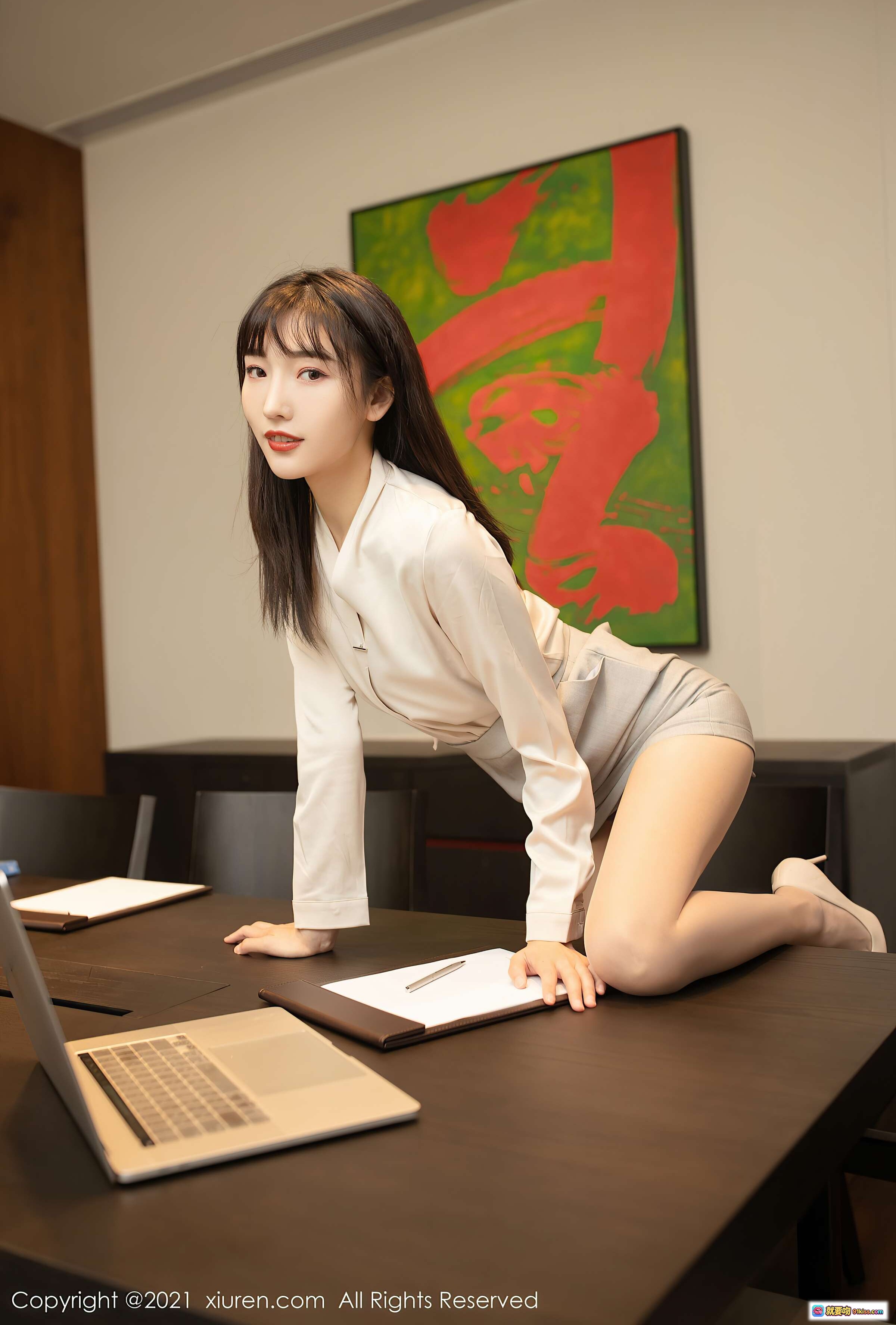 图片[1] - 陆萱萱办公室写真｜白衬衫短裙职场风｜艺术画背景优雅姿态｜XIUREN秀人网2021精选图集 - 就要吻