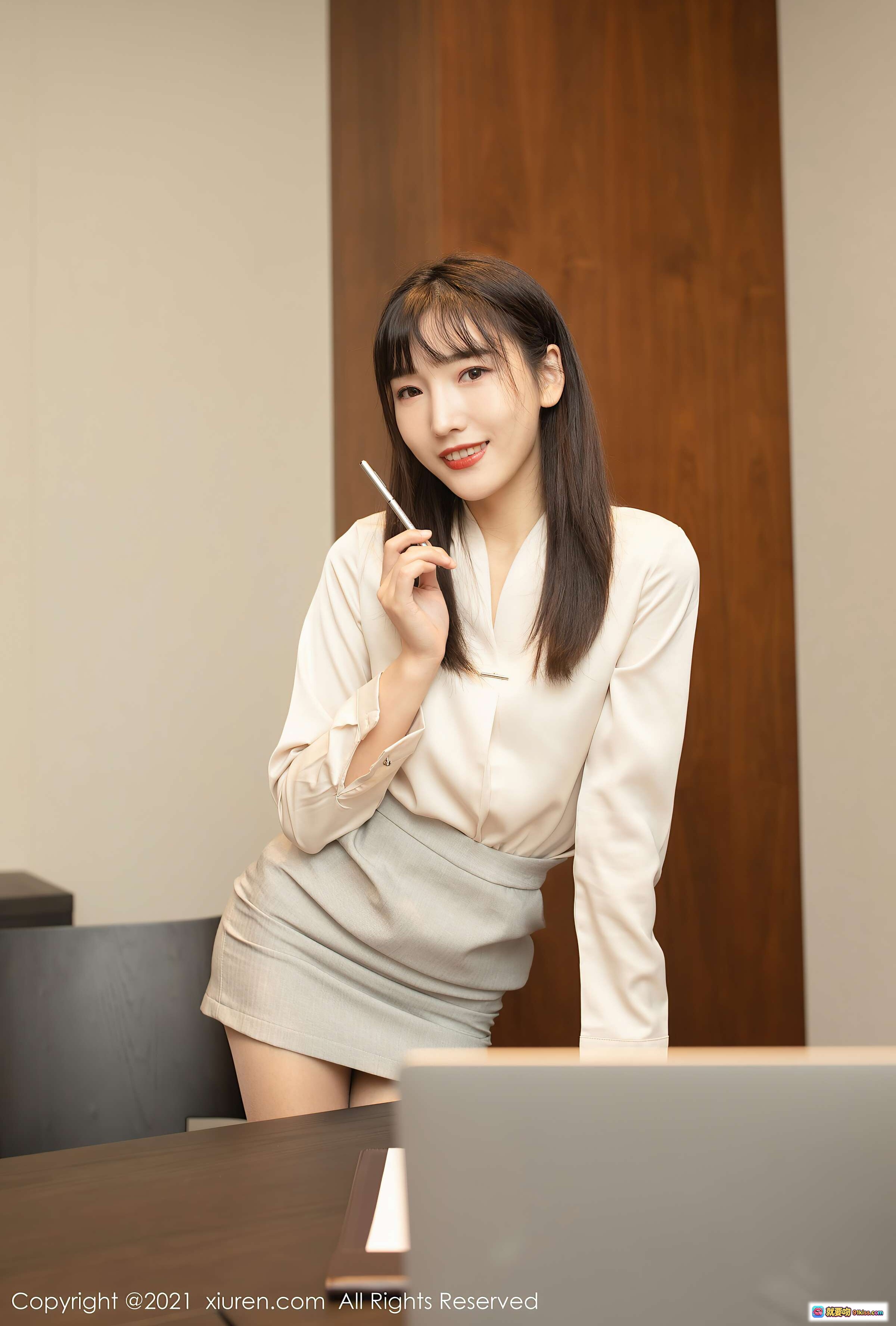 图片[8] - 陆萱萱办公室写真｜白衬衫短裙职场风｜艺术画背景优雅姿态｜XIUREN秀人网2021精选图集 - 就要吻