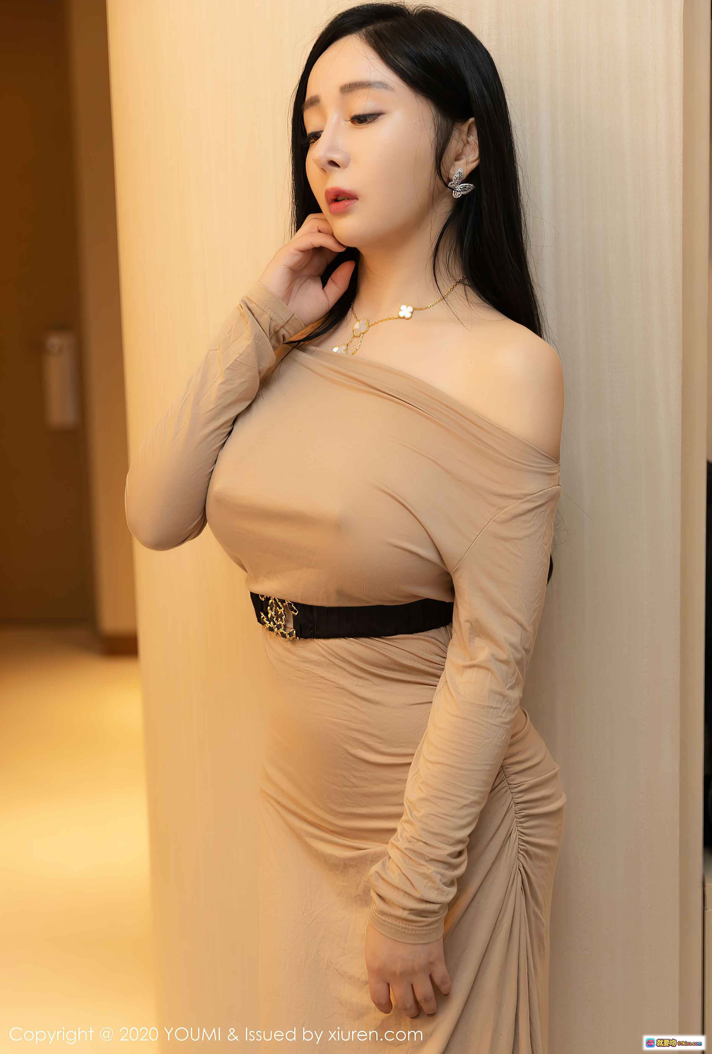 图片[1] - YOUMI尤蜜荟2020.11.06 VOL.553 允爾优雅露肩长裙写真｜精致珠宝配饰｜柔美姿态｜室内暖光人像摄影 - 就要吻