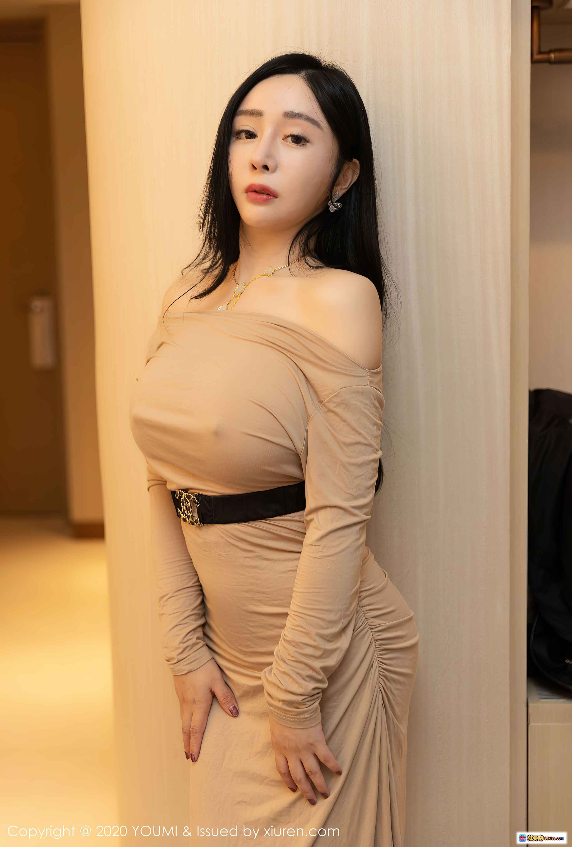 图片[10] - YOUMI尤蜜荟2020.11.06 VOL.553 允爾优雅露肩长裙写真｜精致珠宝配饰｜柔美姿态｜室内暖光人像摄影 - 就要吻