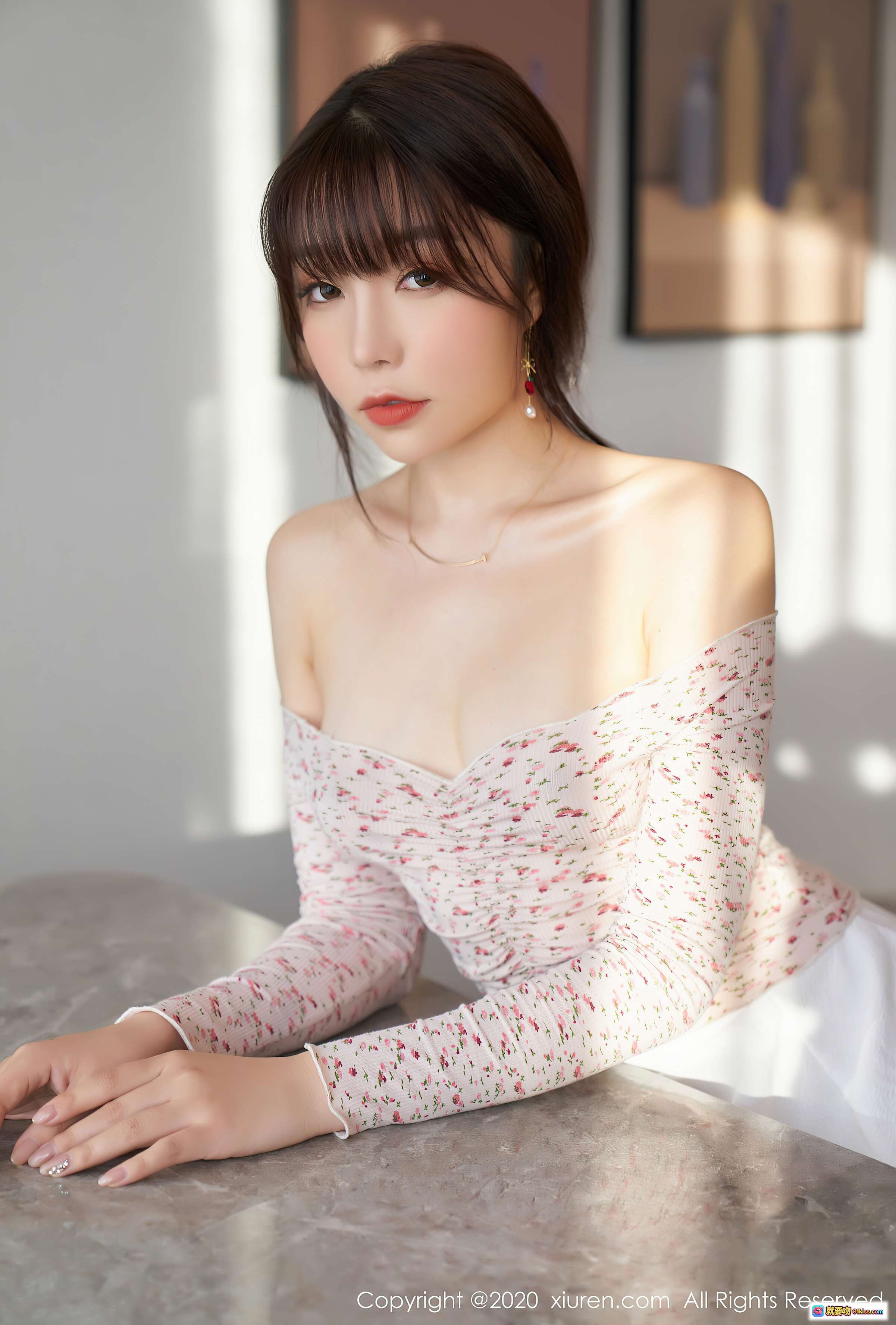 图片[8] - 芝芝Booty性感写真｜露肩碎花上衣+白色短裙｜秀人网2020.12.28 VOL.2949｜精致妆容长发耳饰手拿包 - 就要吻