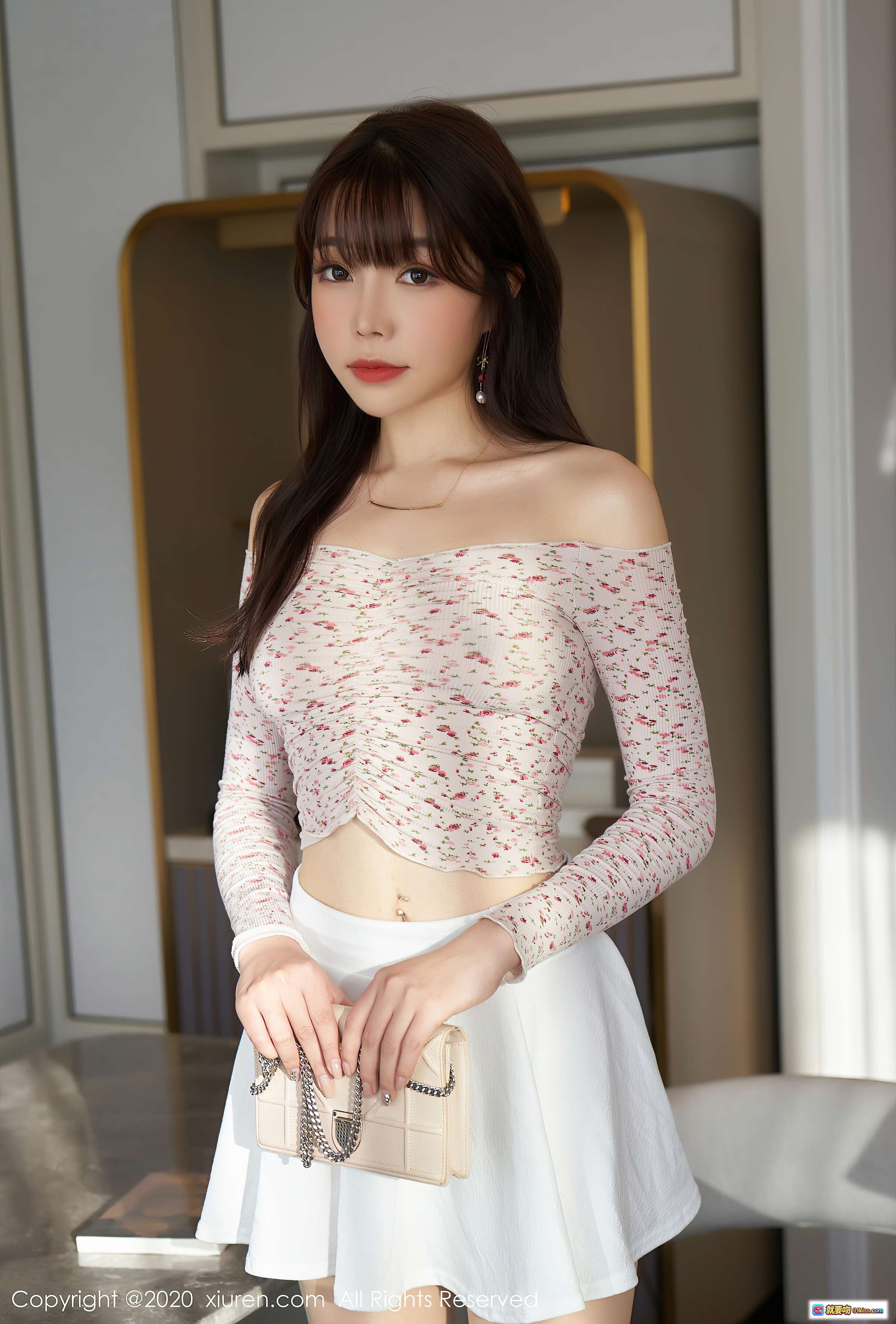 图片[1] - 芝芝Booty性感写真｜露肩碎花上衣+白色短裙｜秀人网2020.12.28 VOL.2949｜精致妆容长发耳饰手拿包 - 就要吻