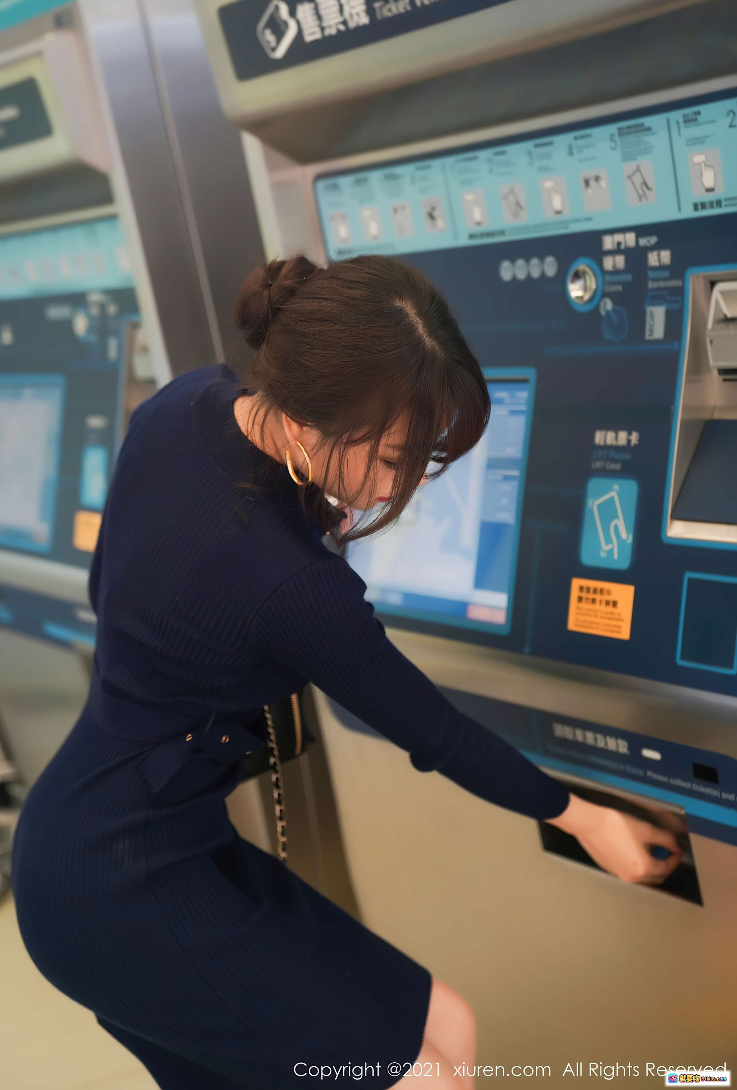 图片[10] - 芝芝Booty地铁自助购票机操作实拍｜时尚穿搭互动体验｜XIUREN秀人网2021精选图集 - 就要吻