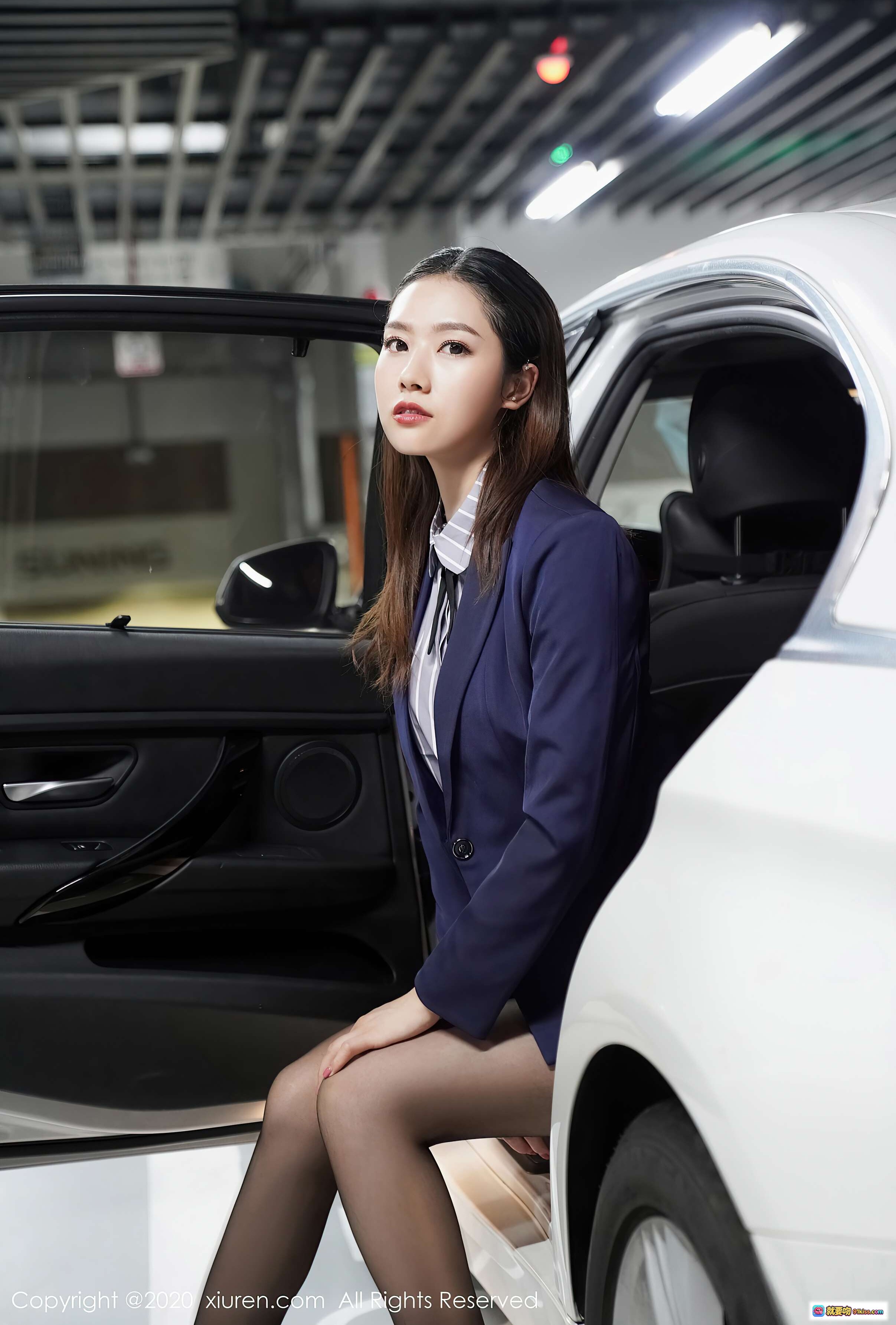 图片[1] - 方子萱优雅坐姿白车旁｜深蓝西装黑丝美腿｜秀人网2020高清写真 VOL.2784 - 就要吻